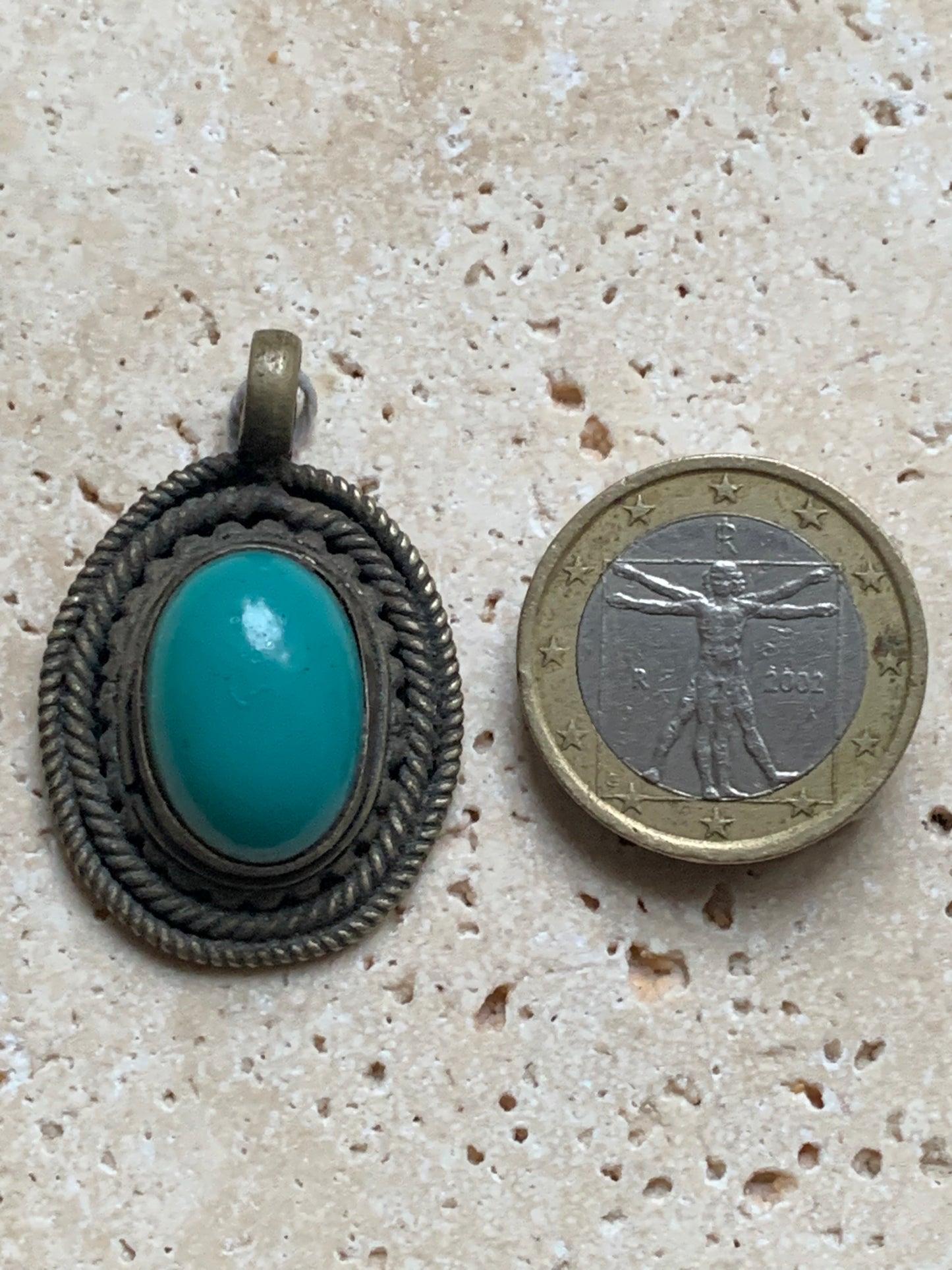 Pendentif artisanal du Népal avec pierres de turquoise sertis sur métal ! De 38 millimètres de hauteur x 26 mm de largeur x 11 d'épaisseur. Vendu avec cordon noir réglable offert, parfait !