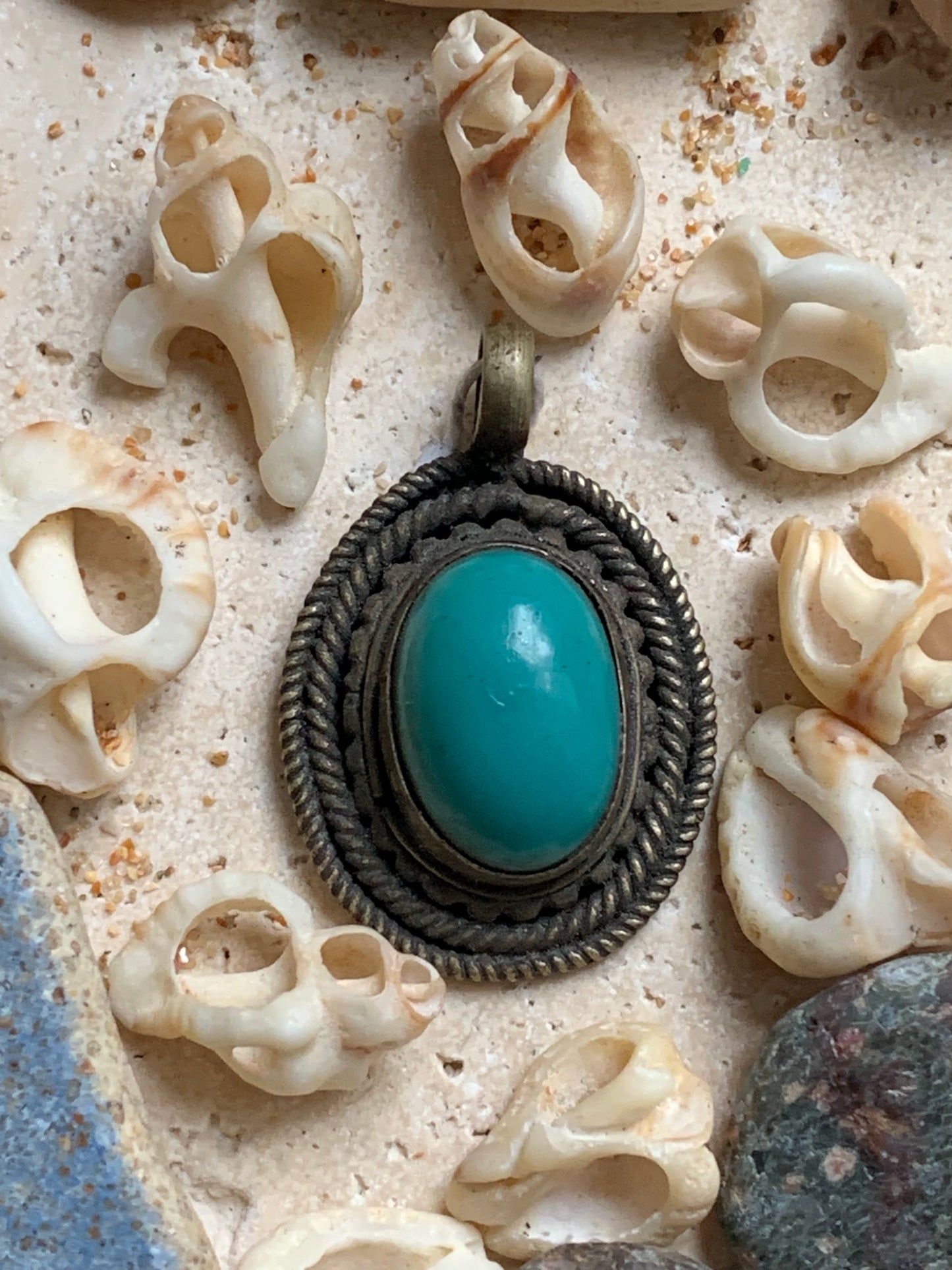 Pendentif artisanal du Népal avec pierres de turquoise sertis sur métal ! De 38 millimètres de hauteur x 26 mm de largeur x 11 d'épaisseur. Vendu avec cordon noir réglable offert, parfait !