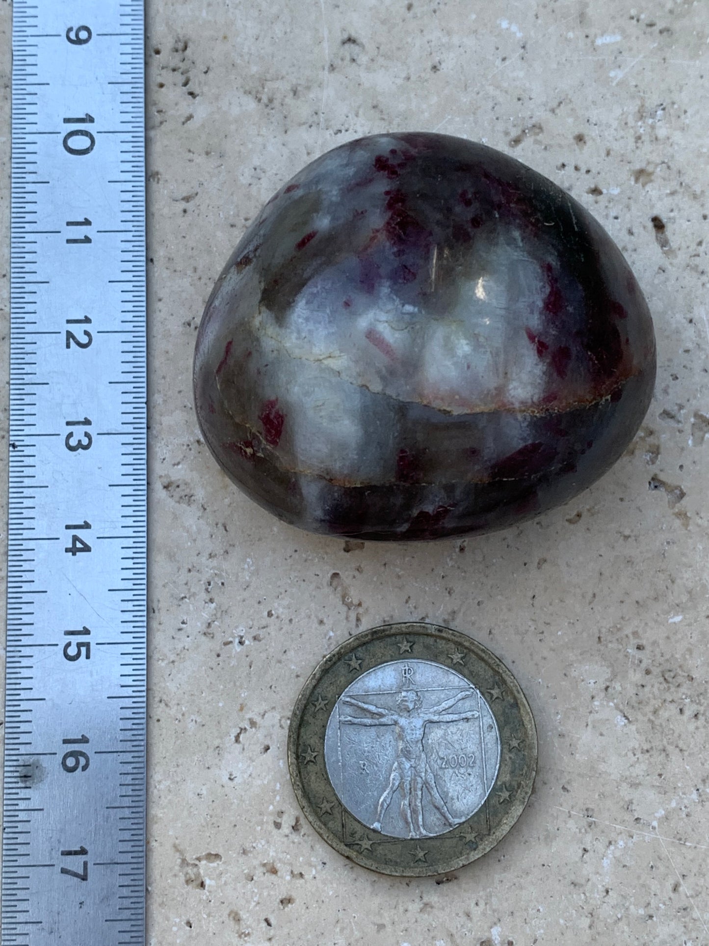 Tourmaline Rubellite, galet de 42 x 40 x 22mm - 50,5 grammes. Une très belle et unique pièce !