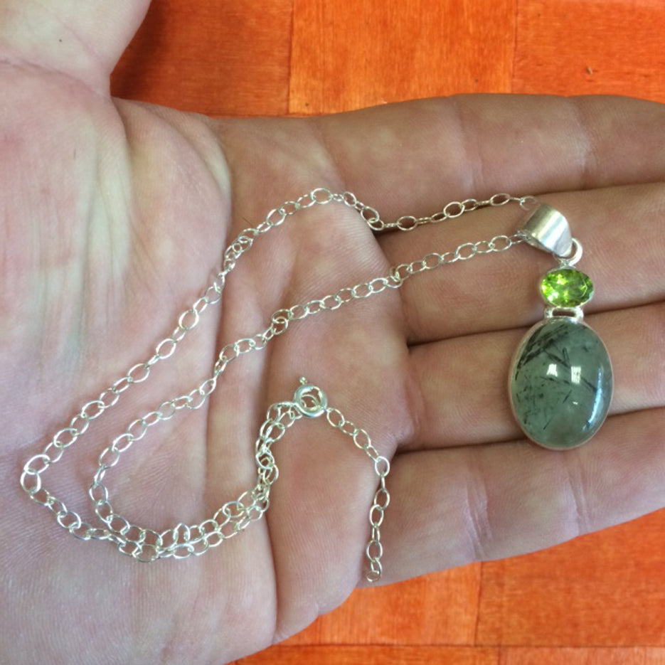 Prehnite avec Péridot, pendentif sertis Argent unique, de 42mm x17 x10. Parfait en collection, bijouterie, exposition...