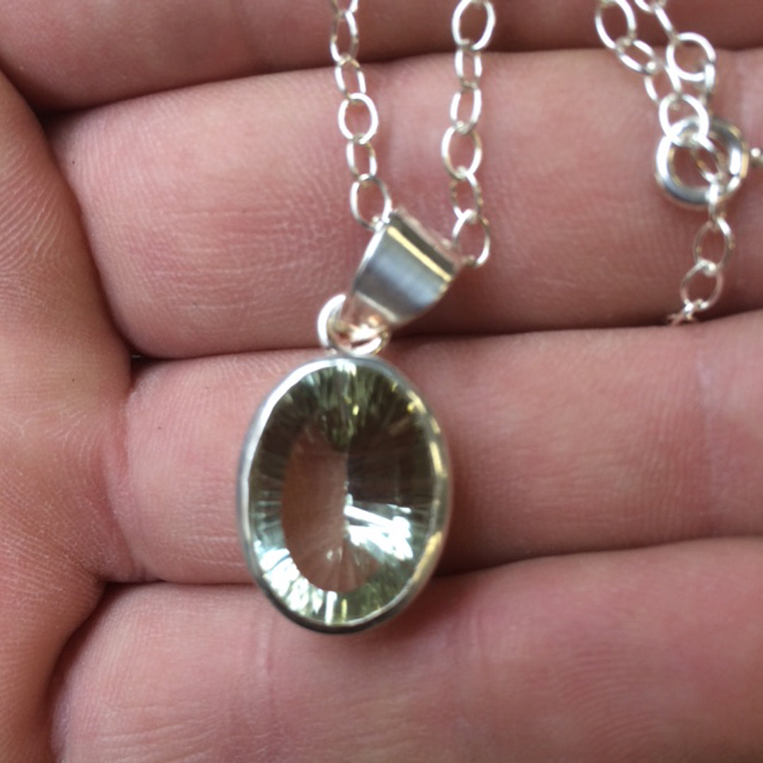Prasiolite naturelle, superbe pendentif en Argent de 30mm x 14 x 11. Prêt à porter ou pour collection ,exposition...