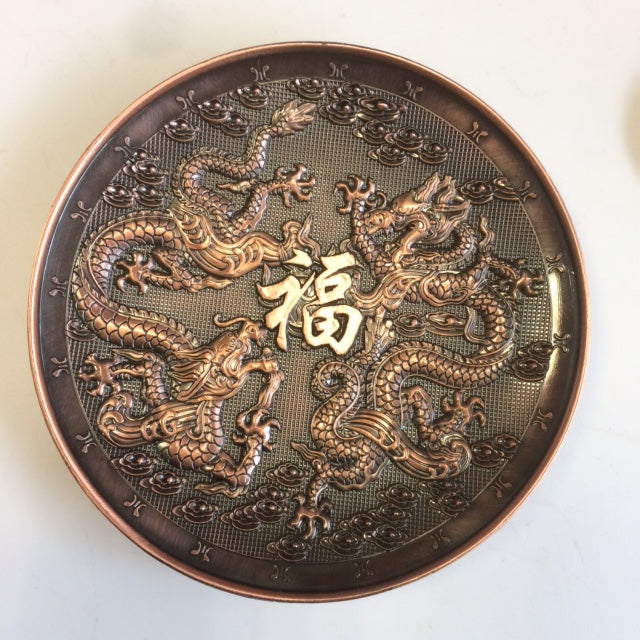Brûleur de bâtons d'encens magnifiquement orné de dragons sur le dessus et le fond. Avec une pièce contenant des trous qui correspondent à la plupart des encens tibétains et japonais. Matériau: Alliage de zinc. Non toxique. Propre et recyclable !