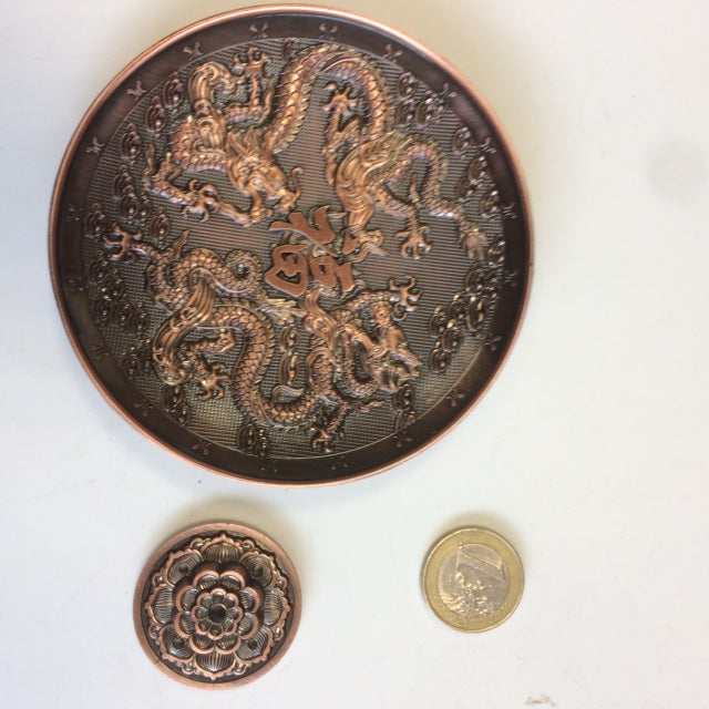Brûleur de bâtons d'encens magnifiquement orné de dragons sur le dessus et le fond. Avec une pièce contenant des trous qui correspondent à la plupart des encens tibétains et japonais. Matériau: Alliage de zinc. Non toxique. Propre et recyclable !