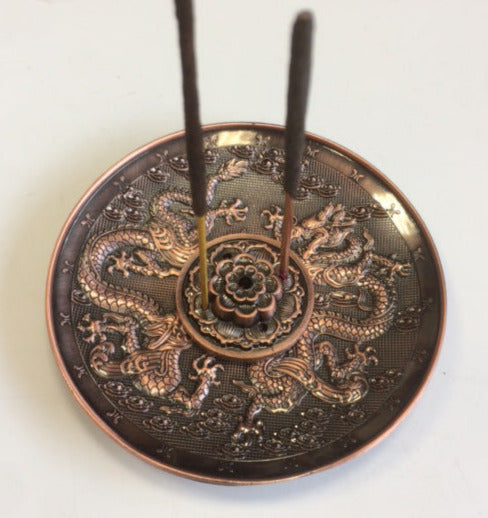 Brûleur de bâtons d'encens magnifiquement orné de dragons sur le dessus et le fond. Avec une pièce contenant des trous qui correspondent à la plupart des encens tibétains et japonais. Matériau: Alliage de zinc. Non toxique. Propre et recyclable !