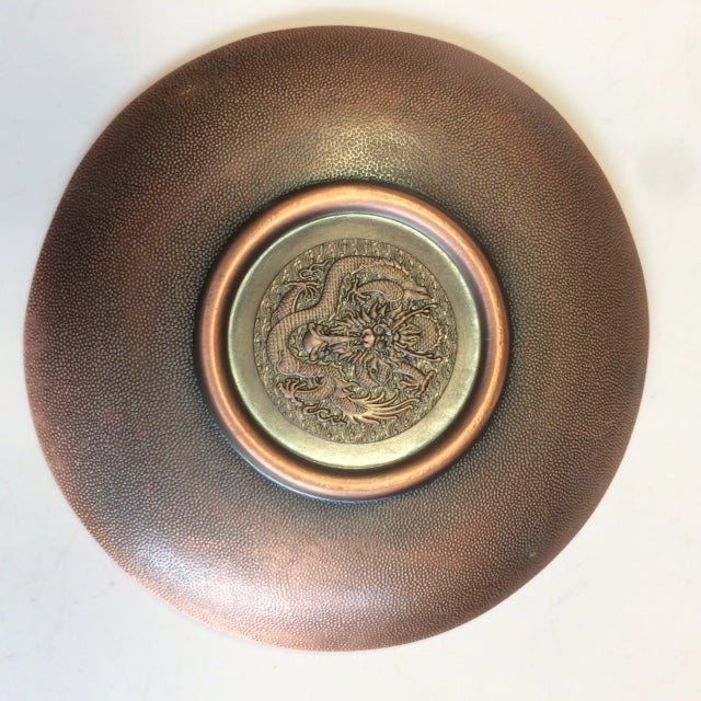 Brûleur de bâtons d'encens magnifiquement orné de dragons sur le dessus et le fond. Avec une pièce contenant des trous qui correspondent à la plupart des encens tibétains et japonais. Matériau: Alliage de zinc. Non toxique. Propre et recyclable !