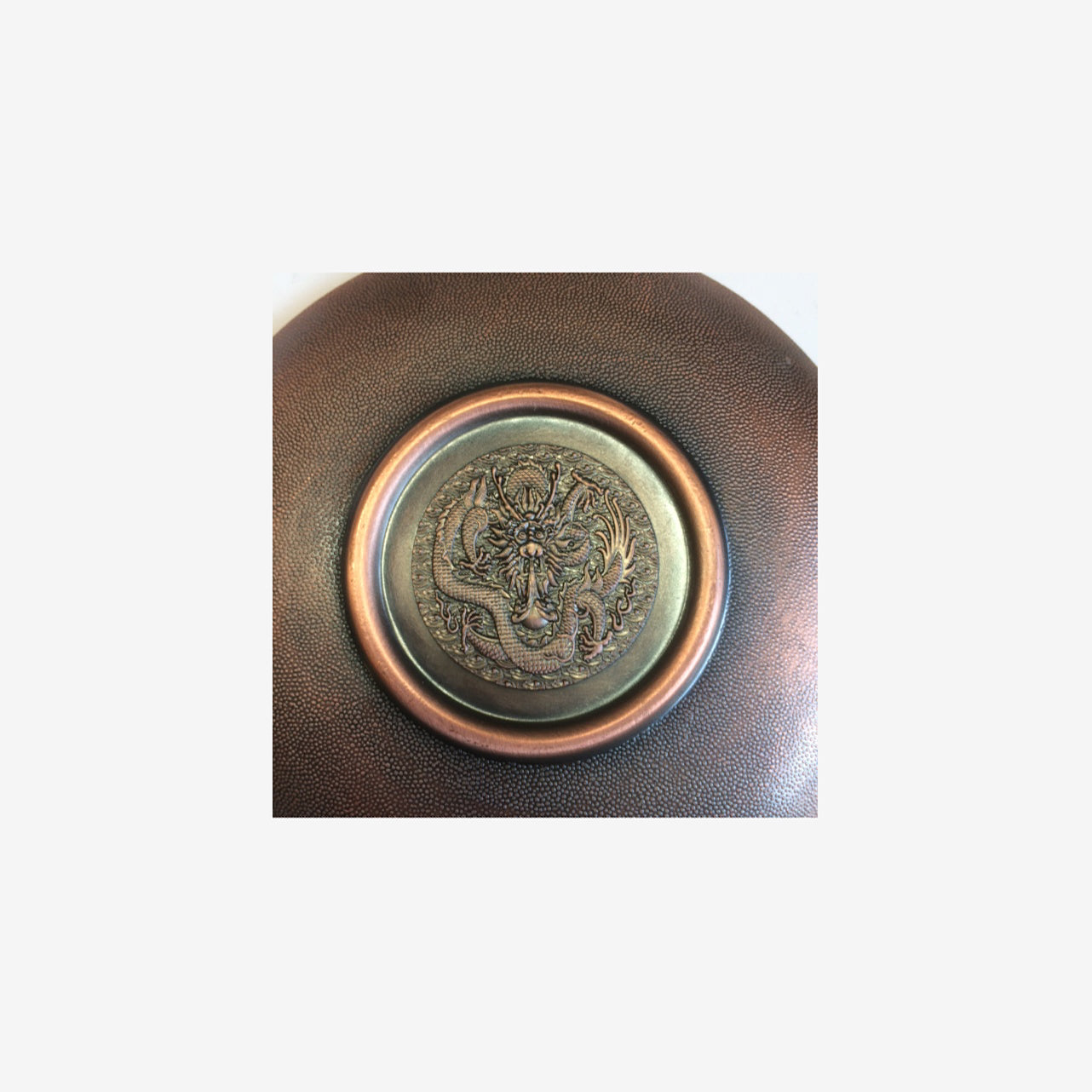 Brûleur de bâtons d'encens magnifiquement orné de dragons sur le dessus et le fond. Avec une pièce contenant des trous qui correspondent à la plupart des encens tibétains et japonais. Matériau: Alliage de zinc. Non toxique. Propre et recyclable !