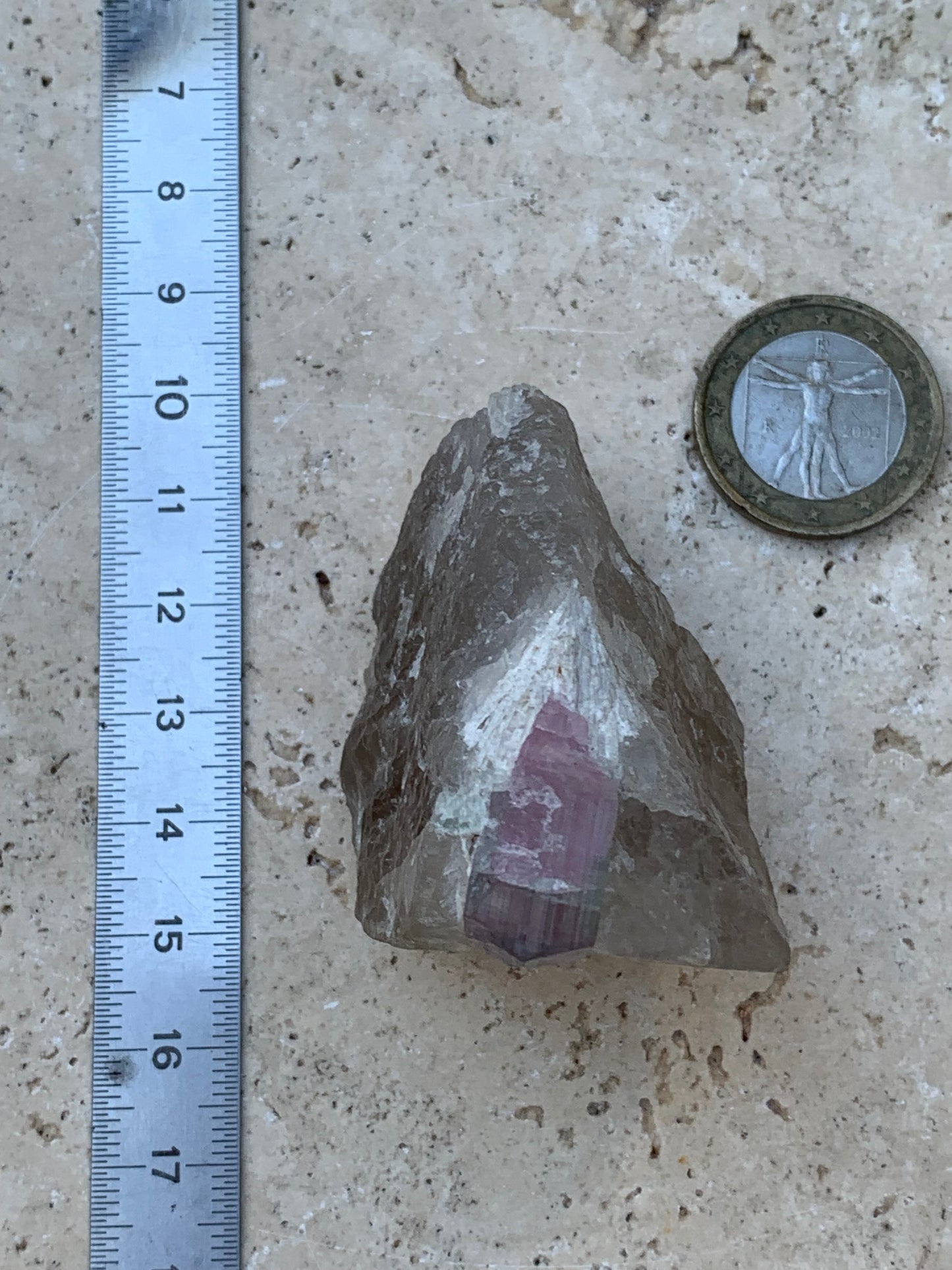 Tourmaline Rubellite sur quartz, 58 x 43 x 40mm - 87,3 grammes. Une très belle petite pièce !