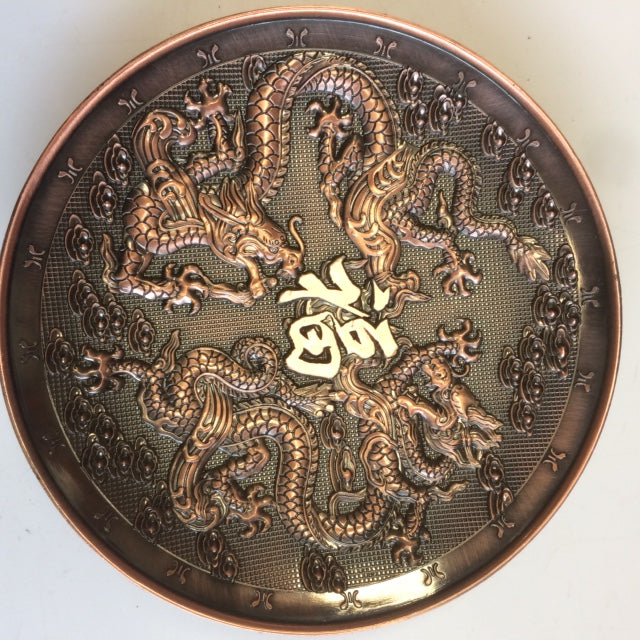 Brûleur de bâtons d'encens magnifiquement orné de dragons sur le dessus et le fond. Avec une pièce contenant des trous qui correspondent à la plupart des encens tibétains et japonais. Matériau: Alliage de zinc. Non toxique. Propre et recyclable !