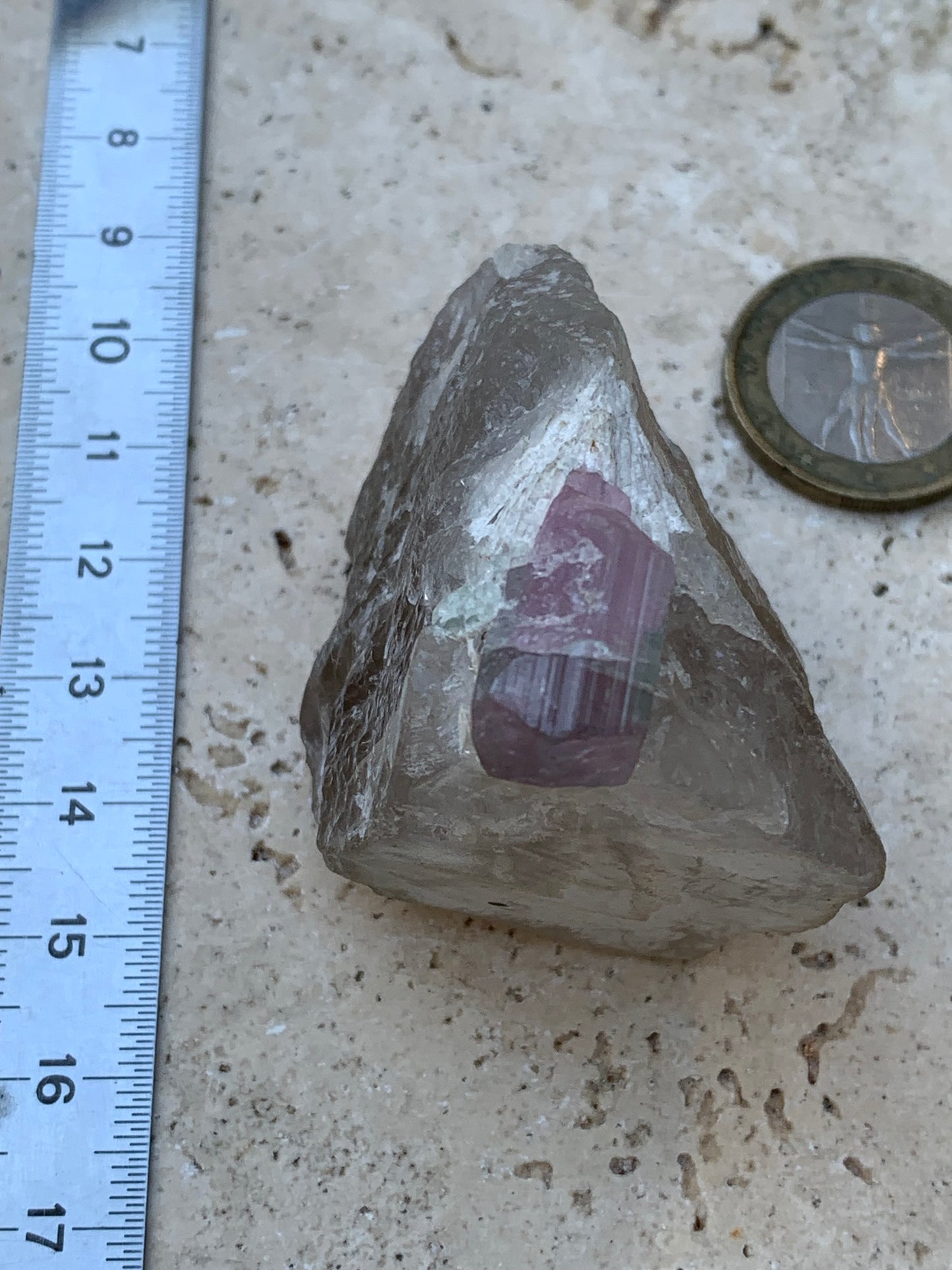 Tourmaline Rubellite sur quartz, 58 x 43 x 40mm - 87,3 grammes. Une très belle petite pièce !