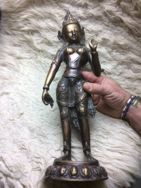 Pièce unique de Taille XL - Statuette ancienne de Tara 'blanche', en métal (bronze laiton), de 45 centimètres de haut. Fait au Népal, parfait dans une salle de Méditation, Autel, Collection, Exposition...!