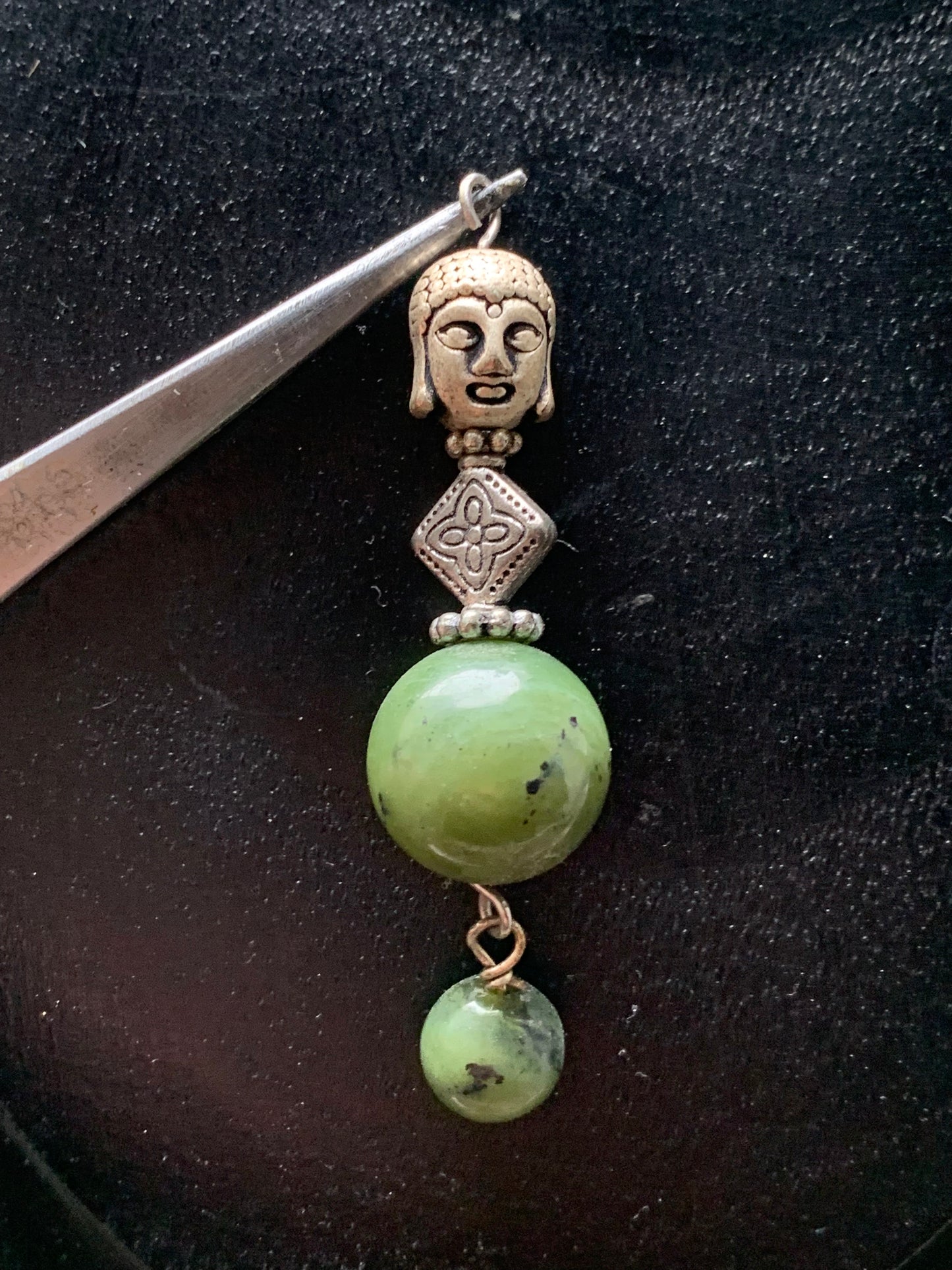 Pendentifs fait par G & Z, 3 modèles au choix, éléphant ou tête de Bouddha et son corps fait en perles de Jade, corail ou perle d'Inde. De 40, 48 et 55 millimètres. Vendu avec cordon noir réglable ou chainette pour le modèle 'éléphant' !