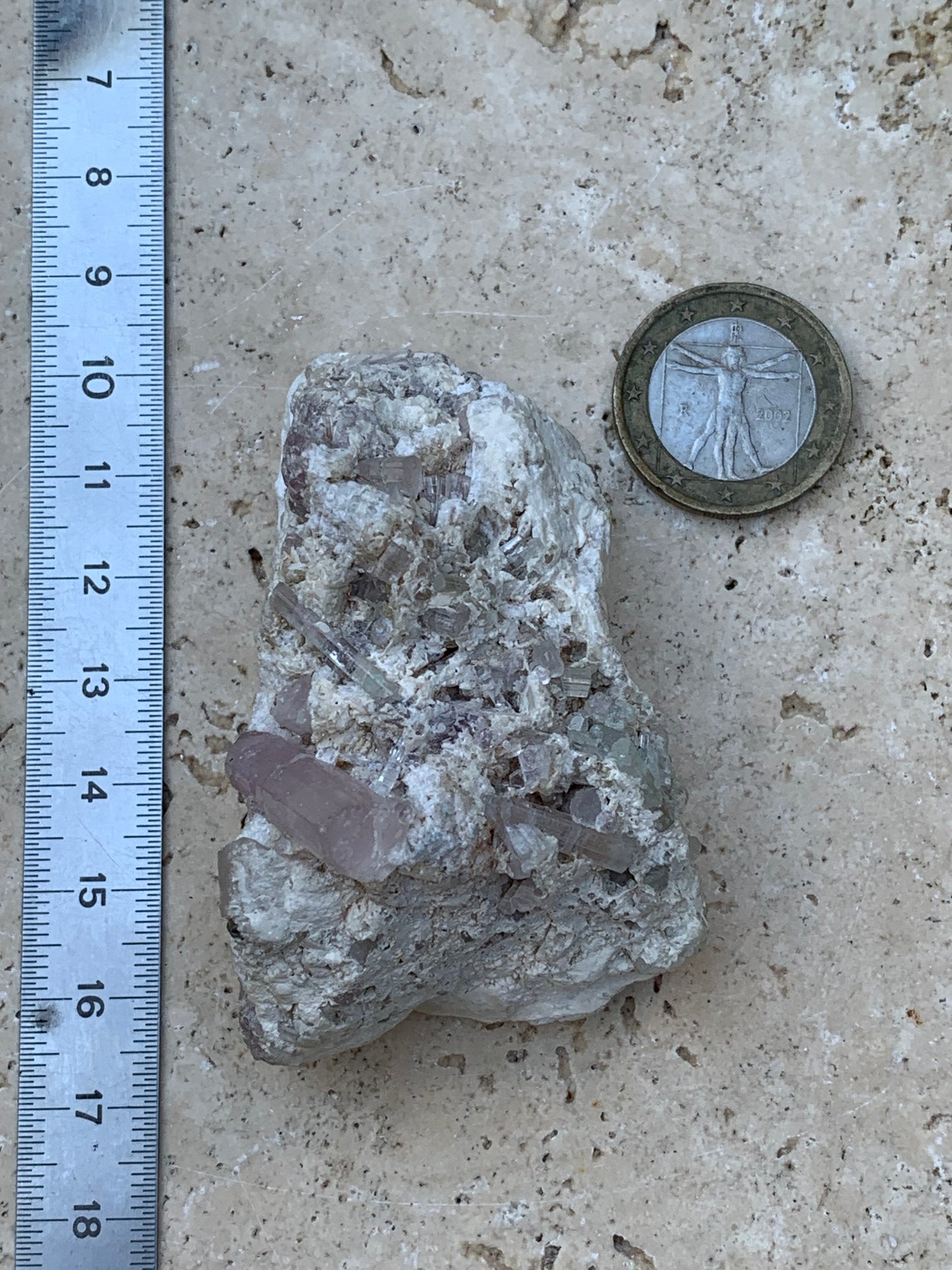Tourmaline Rubellite, 67 x 43 x 31mm - 97,6 grammes. Une très belle petite pièce remplis de cristaux!