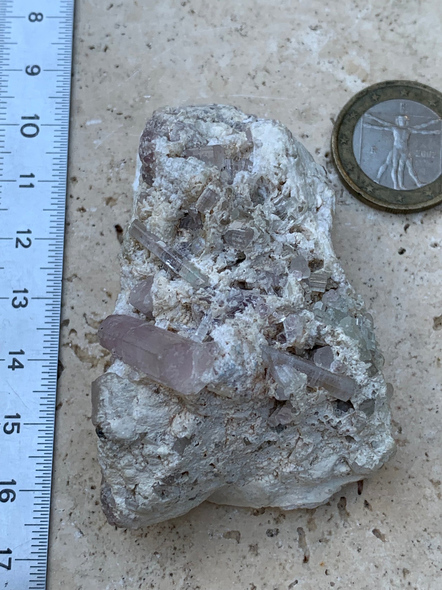 Tourmaline Rubellite, 67 x 43 x 31mm - 97,6 grammes. Une très belle petite pièce remplis de cristaux!