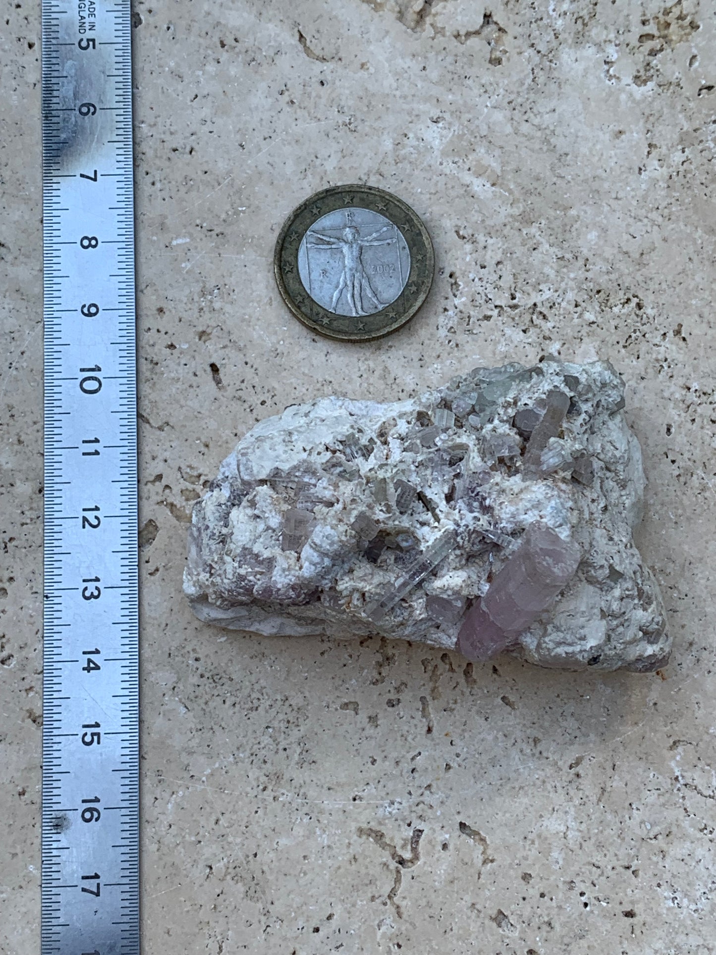 Tourmaline Rubellite, 67 x 43 x 31mm - 97,6 grammes. Une très belle petite pièce remplis de cristaux!