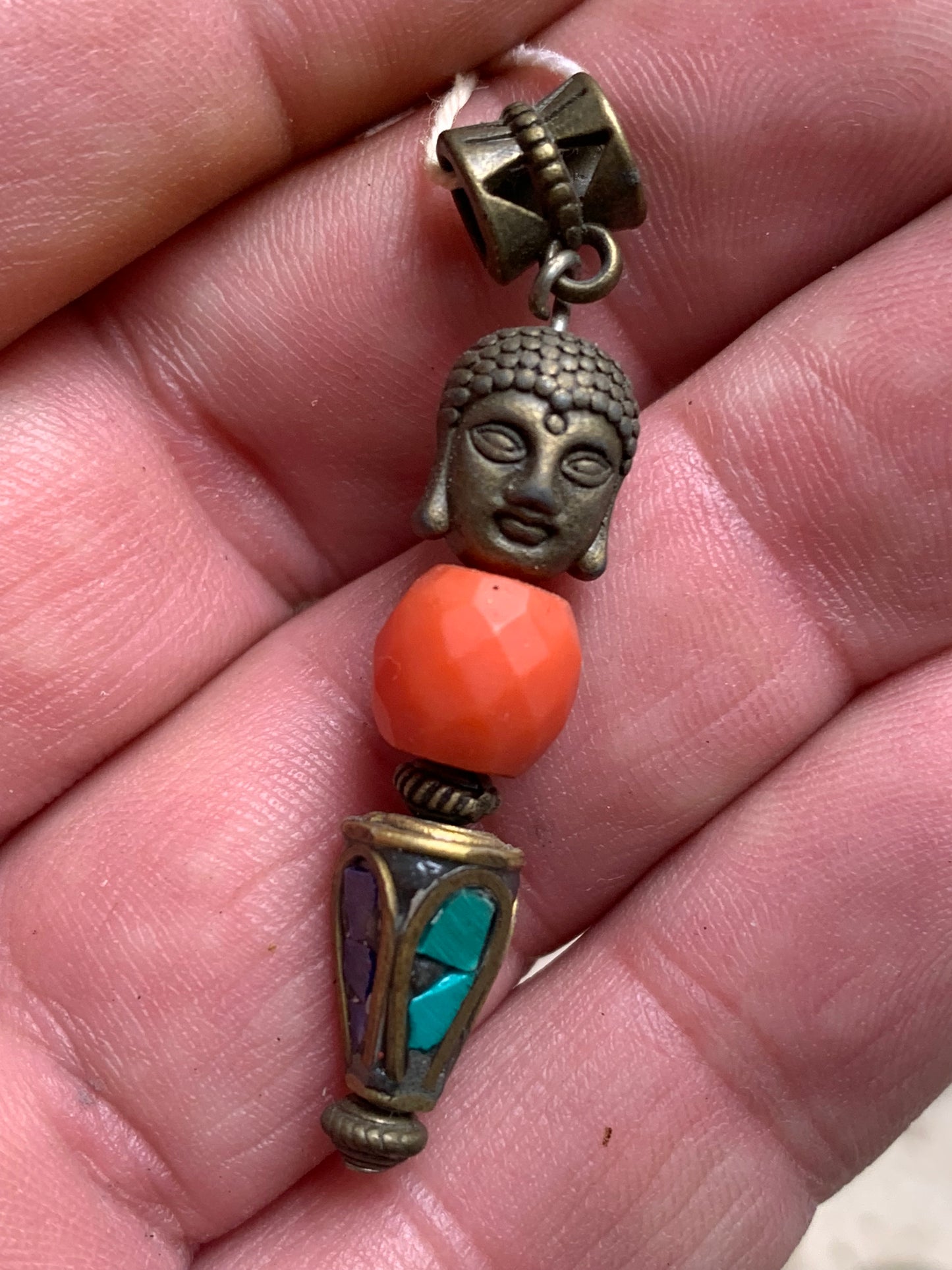 Pendentifs fait par G & Z, 3 modèles au choix, éléphant ou tête de Bouddha et son corps fait en perles de Jade, corail ou perle d'Inde. De 40, 48 et 55 millimètres. Vendu avec cordon noir réglable ou chainette pour le modèle 'éléphant' !