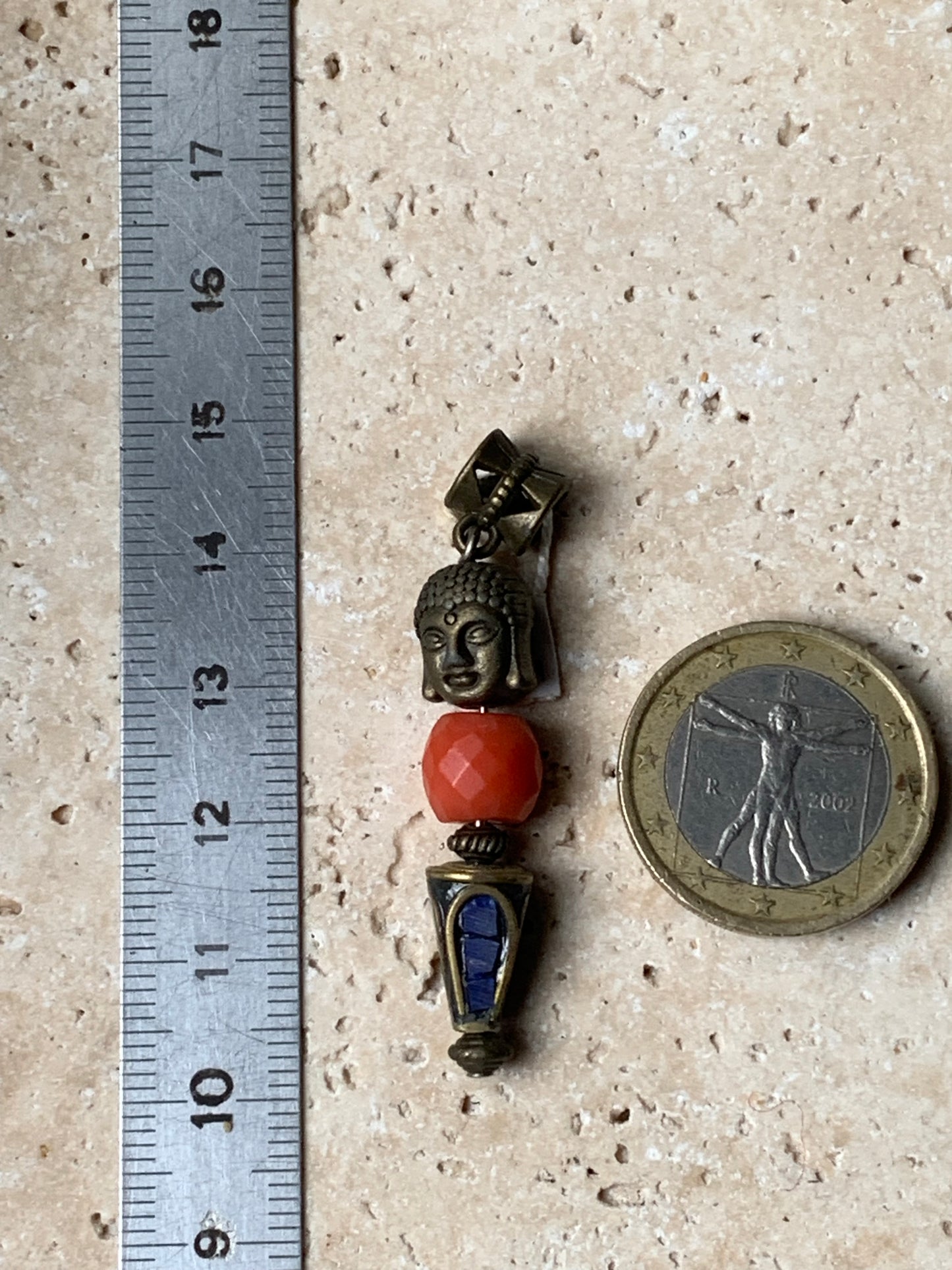 Pendentifs fait par G & Z, 3 modèles au choix, éléphant ou tête de Bouddha et son corps fait en perles de Jade, corail ou perle d'Inde. De 40, 48 et 55 millimètres. Vendu avec cordon noir réglable ou chainette pour le modèle 'éléphant' !