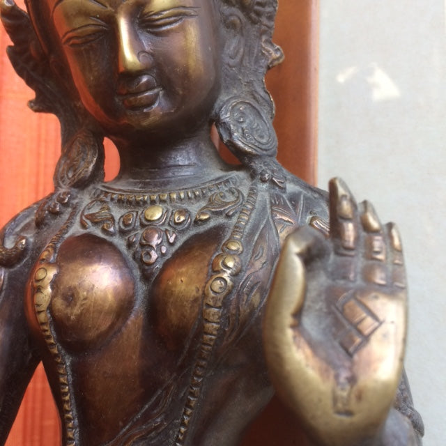 Pièce unique de Taille XL - Statuette ancienne de Tara 'blanche', en métal (bronze laiton), de 45 centimètres de haut. Fait au Népal, parfait dans une salle de Méditation, Autel, Collection, Exposition...!