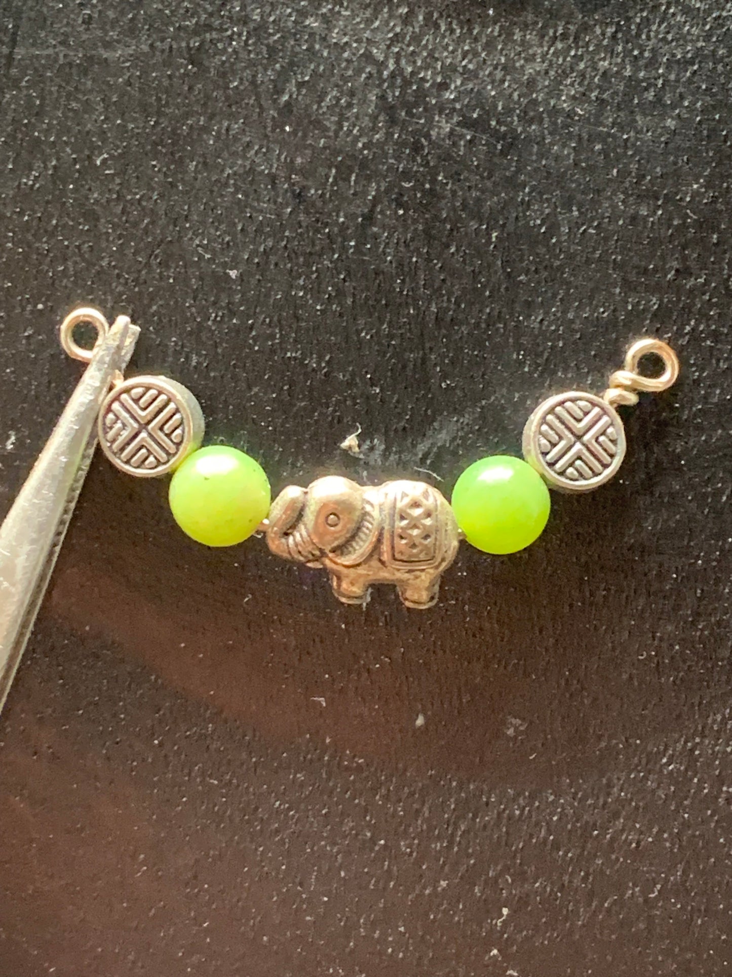 Pendentifs fait par G & Z, 3 modèles au choix, éléphant ou tête de Bouddha et son corps fait en perles de Jade, corail ou perle d'Inde. De 40, 48 et 55 millimètres. Vendu avec cordon noir réglable ou chainette pour le modèle 'éléphant' !