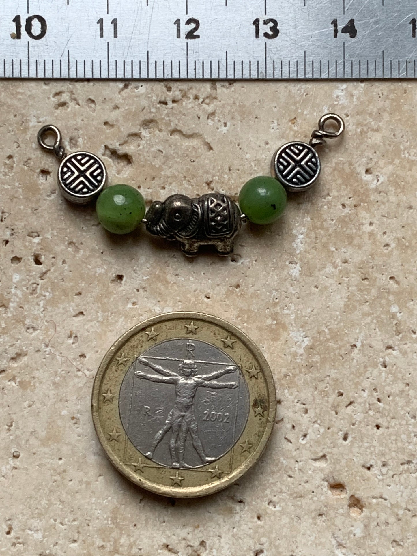 Pendentifs fait par G & Z, 3 modèles au choix, éléphant ou tête de Bouddha et son corps fait en perles de Jade, corail ou perle d'Inde. De 40, 48 et 55 millimètres. Vendu avec cordon noir réglable ou chainette pour le modèle 'éléphant' !