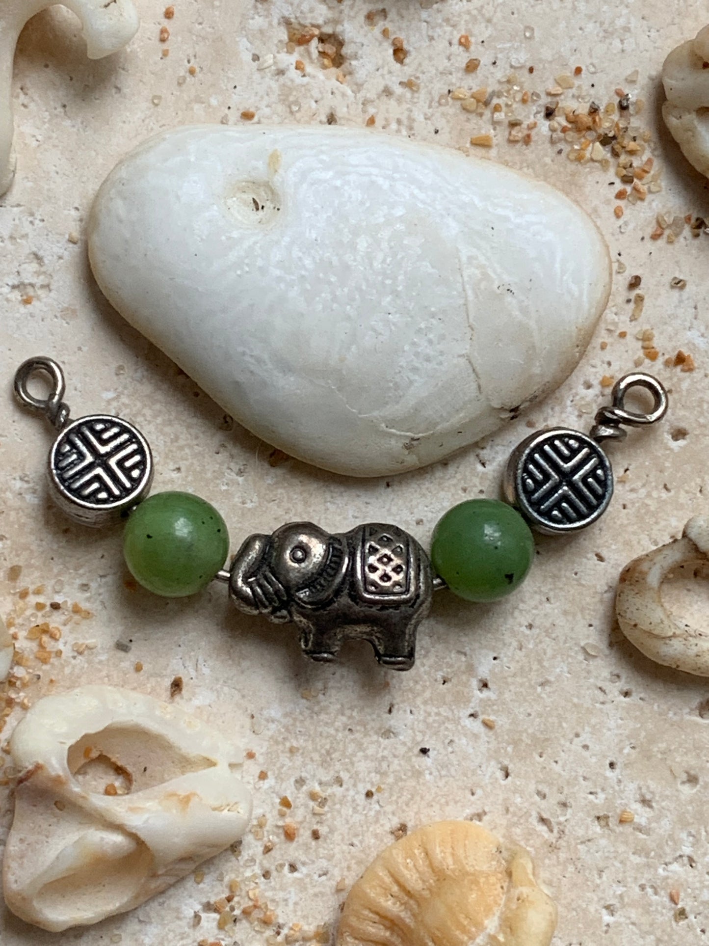 Pendentifs fait par G & Z, 3 modèles au choix, éléphant ou tête de Bouddha et son corps fait en perles de Jade, corail ou perle d'Inde. De 40, 48 et 55 millimètres. Vendu avec cordon noir réglable ou chainette pour le modèle 'éléphant' !