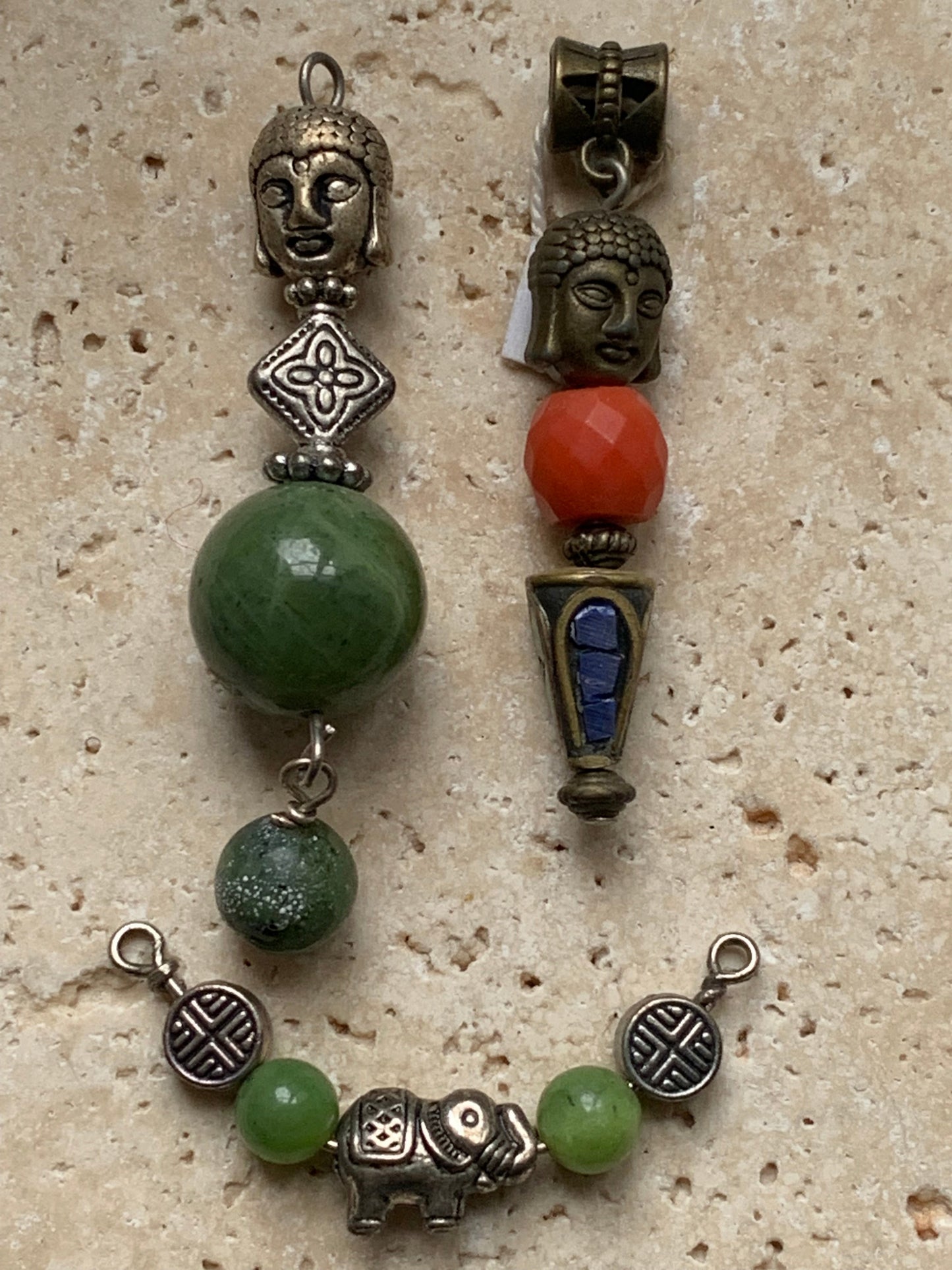 Pendentifs fait par G & Z, 3 modèles au choix, éléphant ou tête de Bouddha et son corps fait en perles de Jade, corail ou perle d'Inde. De 40, 48 et 55 millimètres. Vendu avec cordon noir réglable ou chainette pour le modèle 'éléphant' !