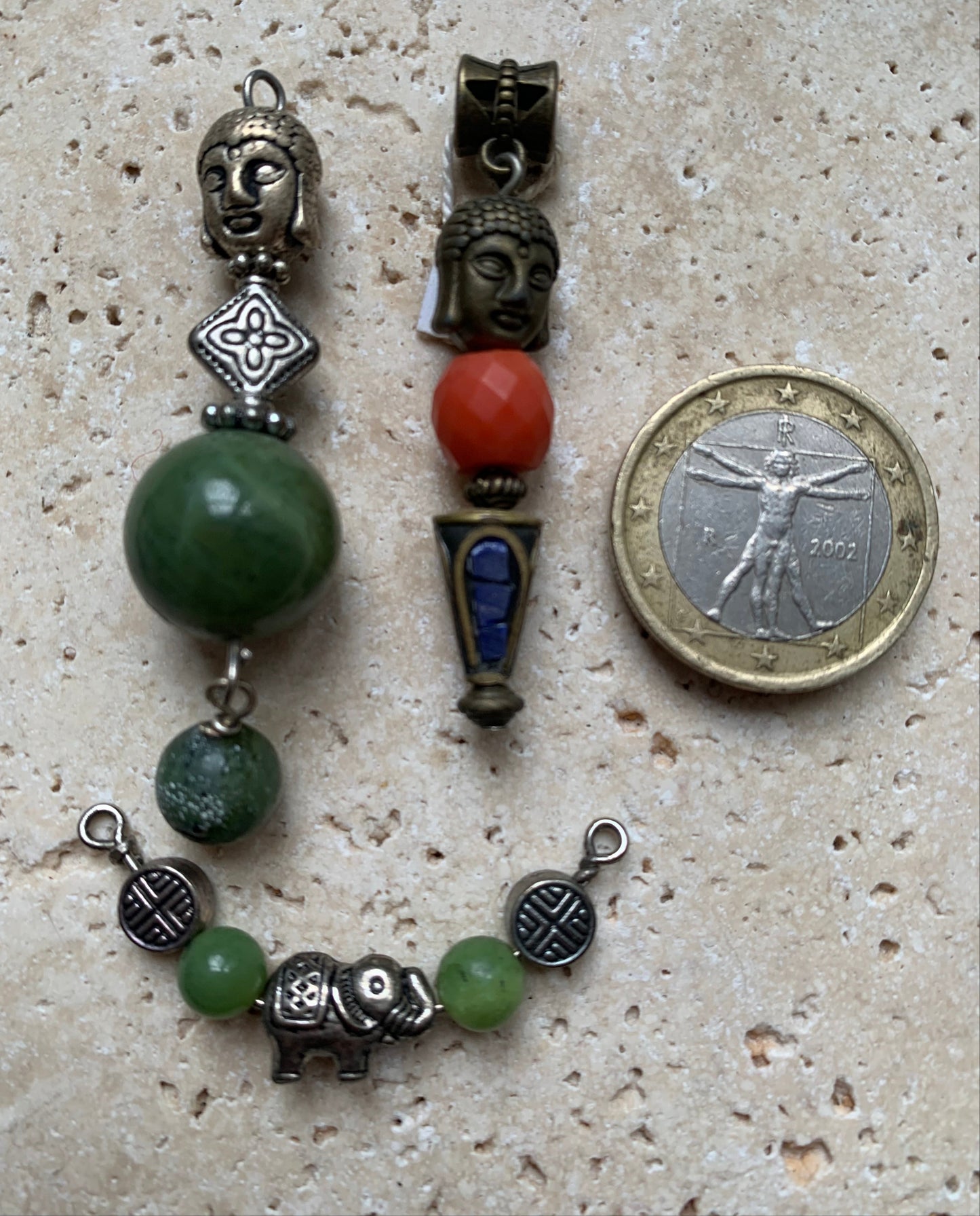 Pendentifs fait par G & Z, 3 modèles au choix, éléphant ou tête de Bouddha et son corps fait en perles de Jade, corail ou perle d'Inde. De 40, 48 et 55 millimètres. Vendu avec cordon noir réglable ou chainette pour le modèle 'éléphant' !
