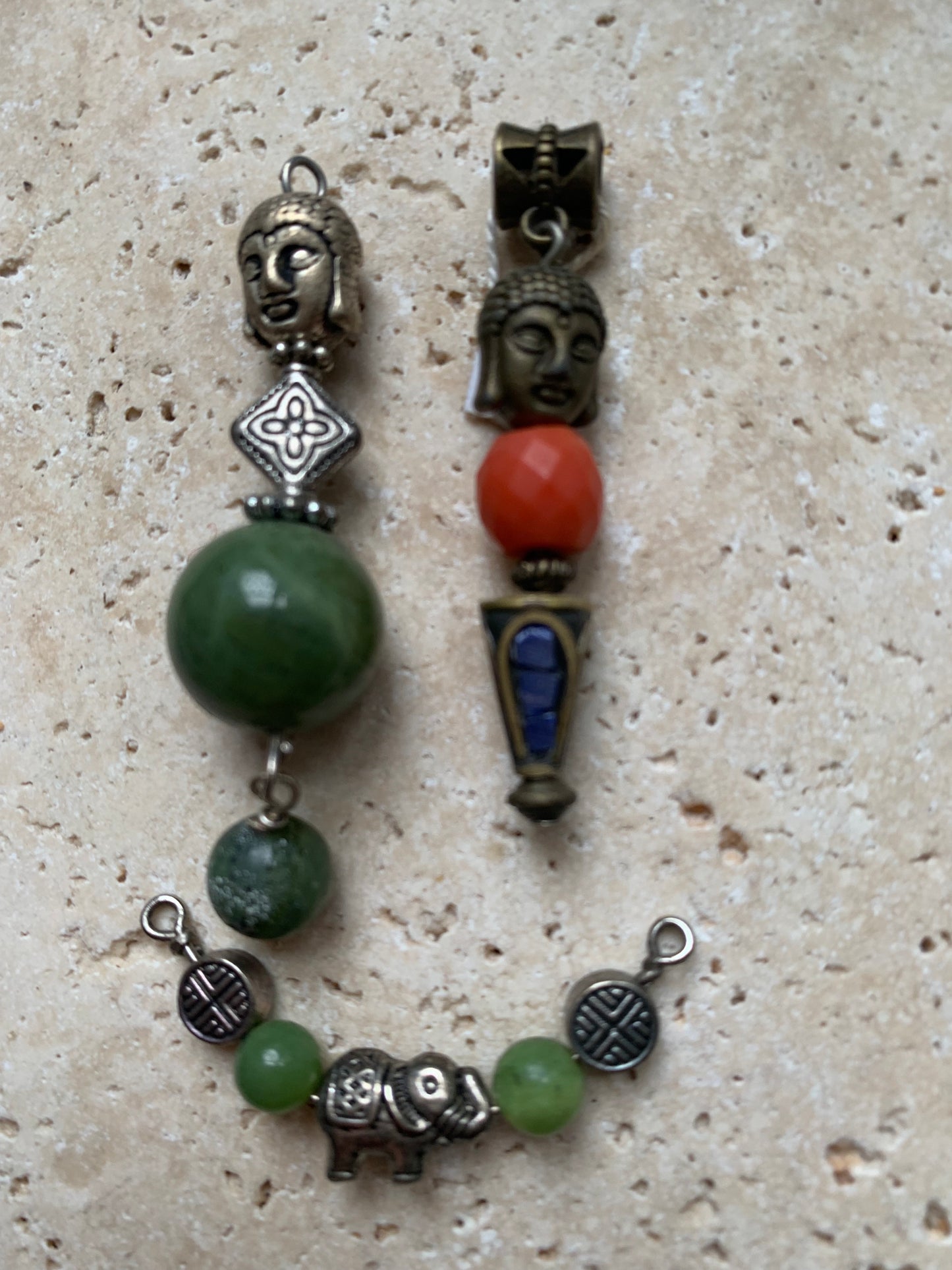 Pendentifs fait par G & Z, 3 modèles au choix, éléphant ou tête de Bouddha et son corps fait en perles de Jade, corail ou perle d'Inde. De 40, 48 et 55 millimètres. Vendu avec cordon noir réglable ou chainette pour le modèle 'éléphant' !