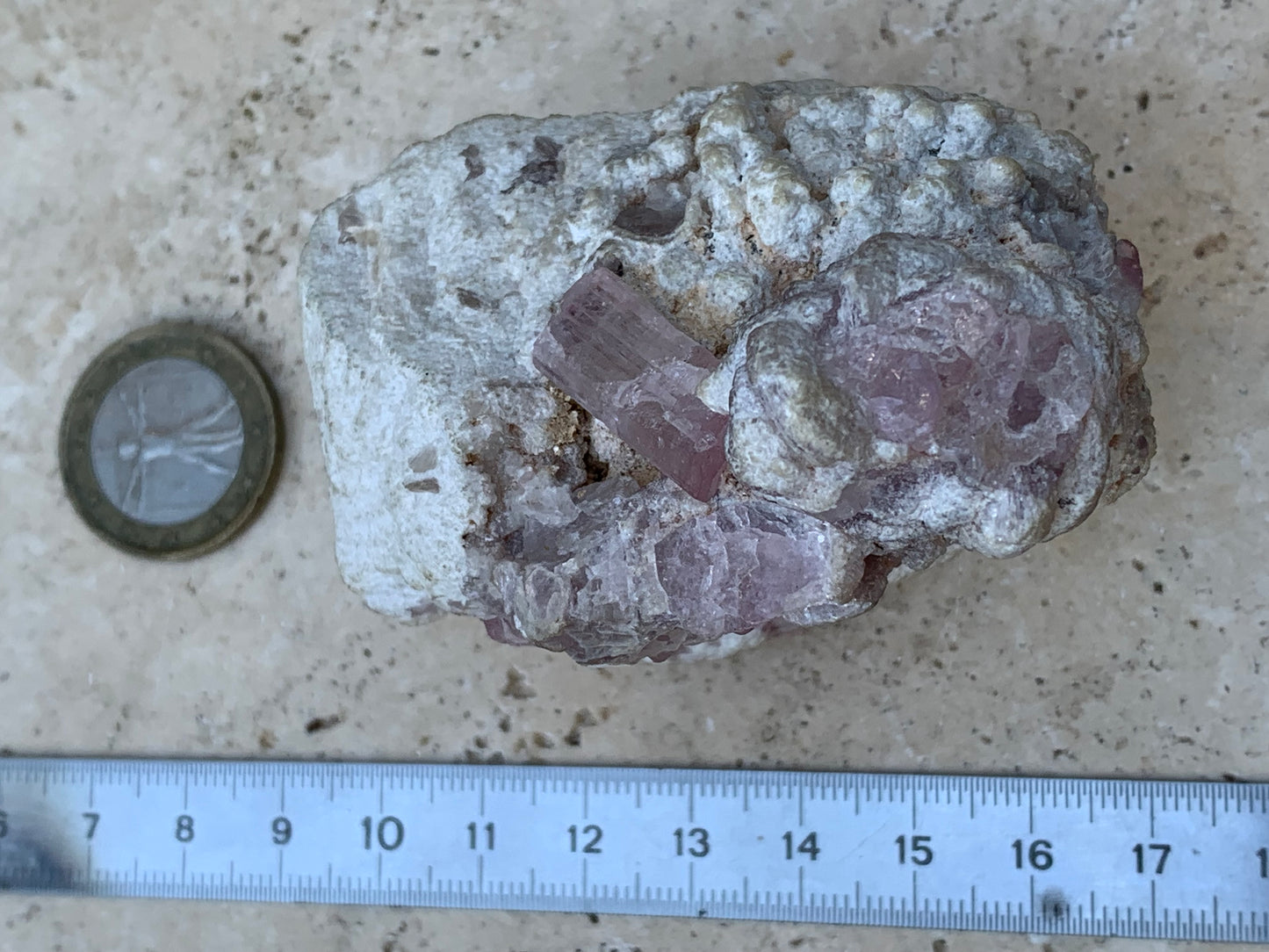 Tourmaline Rubellite, 71 x 59 x 48mm - 207,2 grammes. Une très belle petite pièce remplis de cristaux !