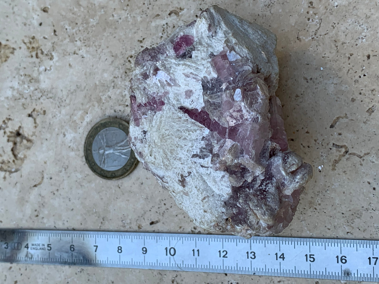 Tourmaline Rubellite, 71 x 59 x 48mm - 207,2 grammes. Une très belle petite pièce remplis de cristaux !