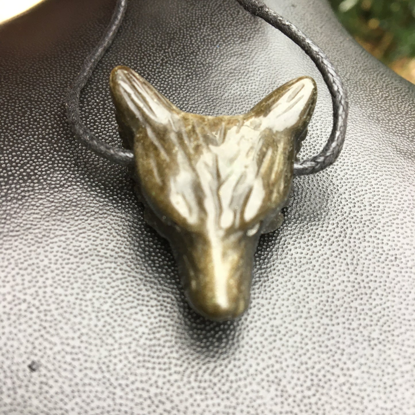 Obsidienne 'dorée', pendentif 'Tête de loup', de 38mm de hauteur x 30 de largeur x 15 d'épaisseur, fait en France. Vendu avec cordon réglable de couleur noire offert !