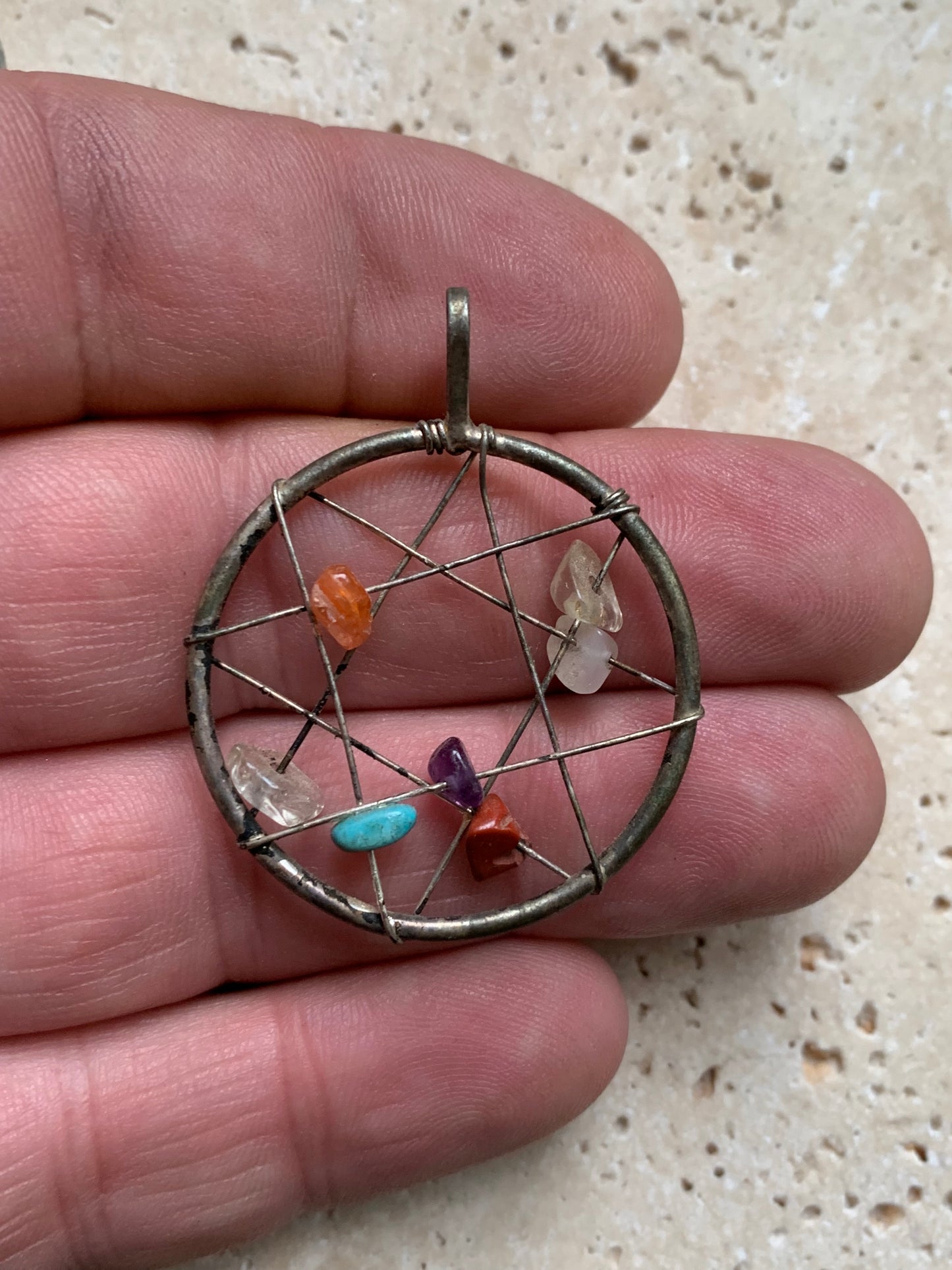 Attrape-rêves, pendentif '7 chakras' de 35 millimètres de diamètre, en métal argenté (laiton). Vendu avec cordon réglable de couleur noire !