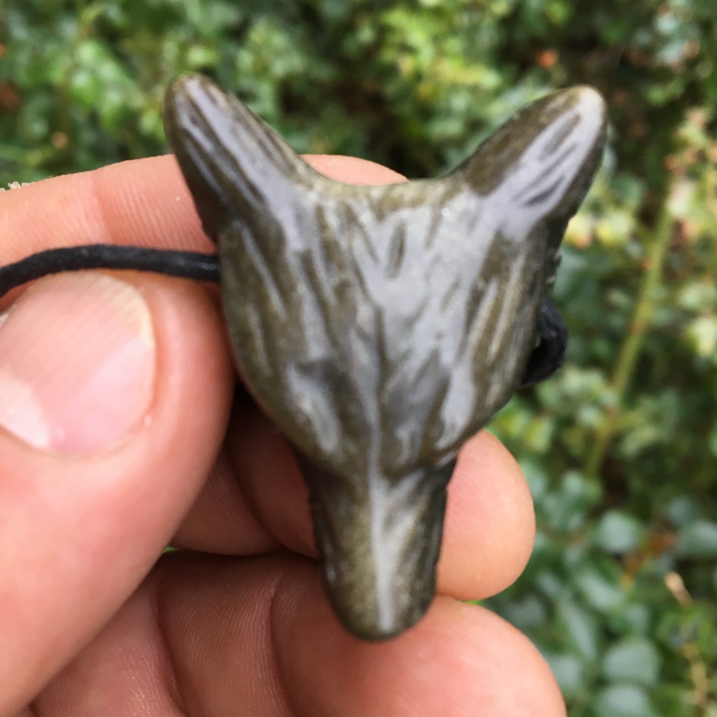 Obsidienne 'dorée', pendentif 'Tête de loup', de 38mm de hauteur x 30 de largeur x 15 d'épaisseur, fait en France. Vendu avec cordon réglable de couleur noire offert !