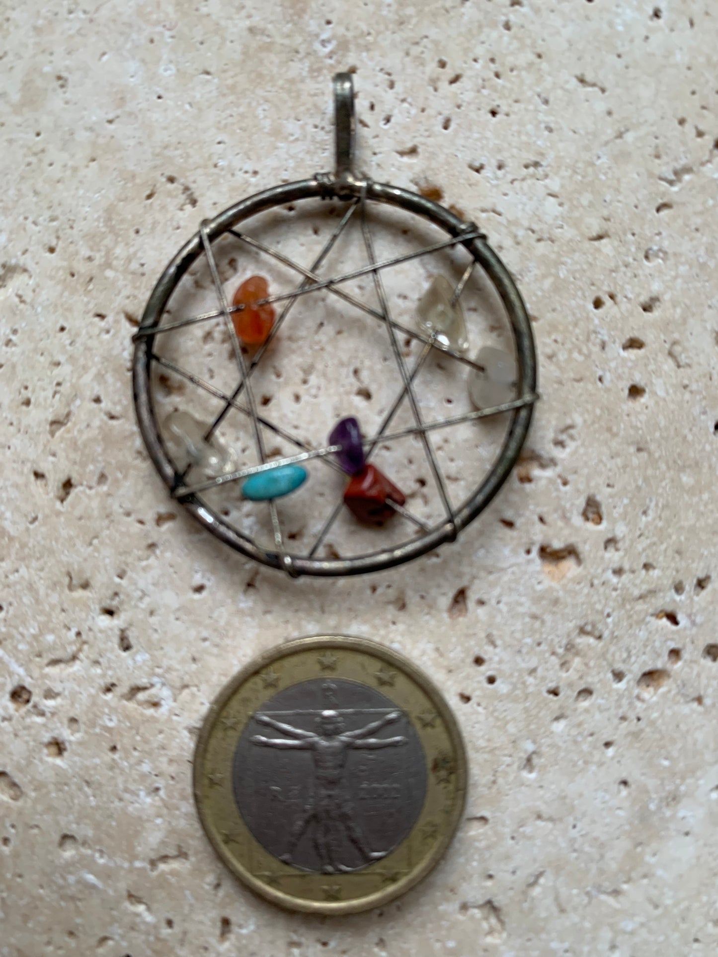 Attrape-rêves, pendentif '7 chakras' de 35 millimètres de diamètre, en métal argenté (laiton). Vendu avec cordon réglable de couleur noire !