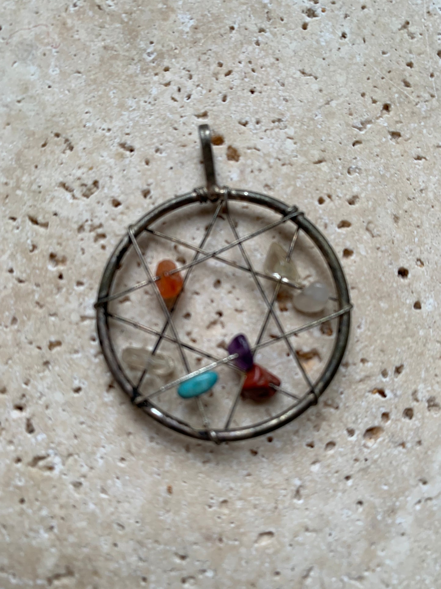 Attrape-rêves, pendentif '7 chakras' de 35 millimètres de diamètre, en métal argenté (laiton). Vendu avec cordon réglable de couleur noire !