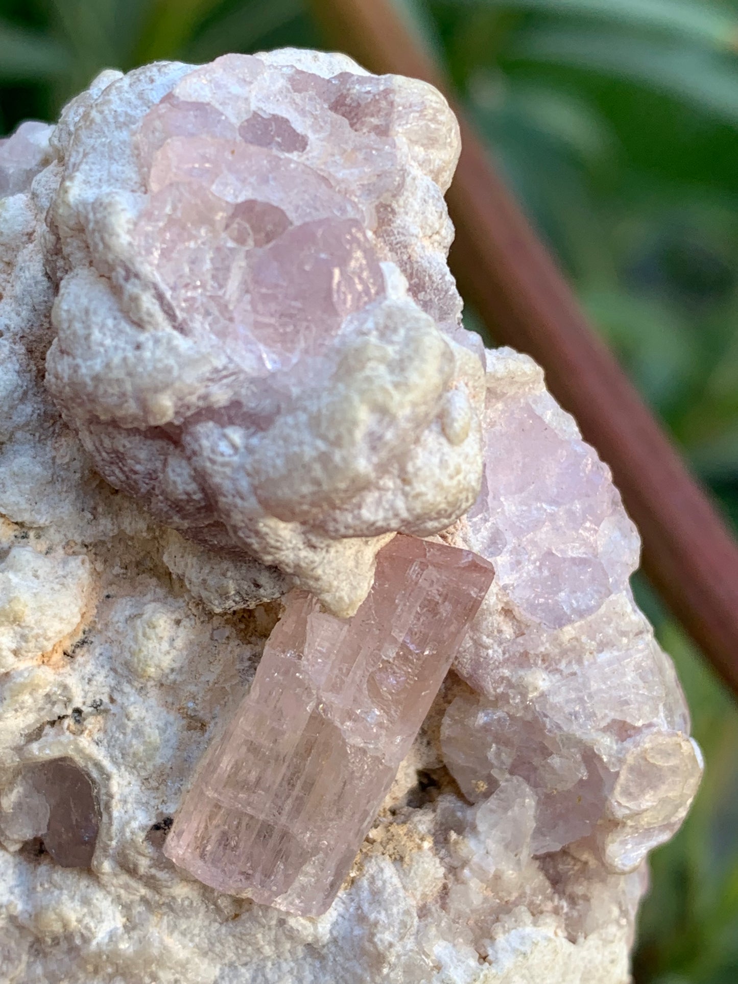 Tourmaline Rubellite, 71 x 59 x 48mm - 207,2 grammes. Une très belle petite pièce remplis de cristaux !