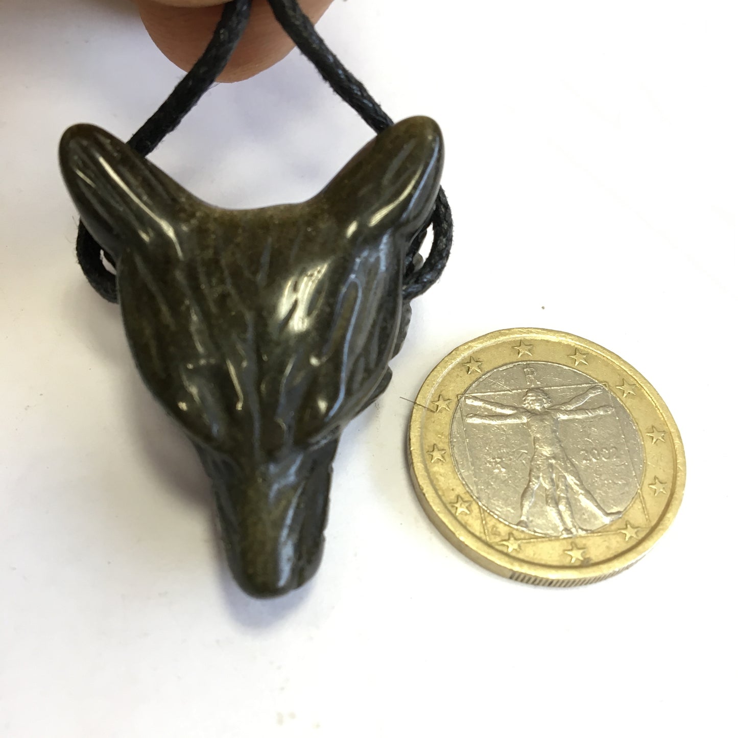 Obsidienne 'dorée', pendentif 'Tête de loup', de 38mm de hauteur x 30 de largeur x 15 d'épaisseur, fait en France. Vendu avec cordon réglable de couleur noire offert !