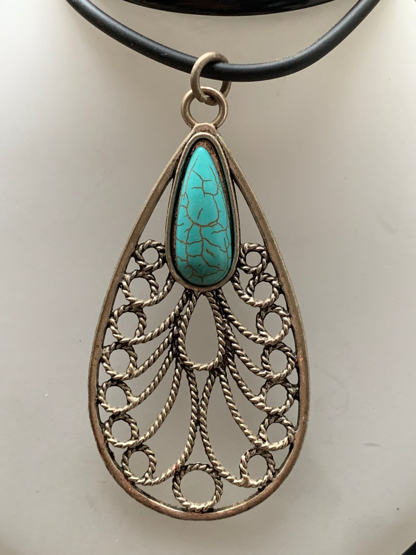 Pendentif en métal argenté en forme de Mandala avec cabochon d'howlite bleue au centre. De 80 millimètres de hauteur x 40 de largeur x 10 d'épaisseur. Vendu avec cordon noir réglable offert, parfait !