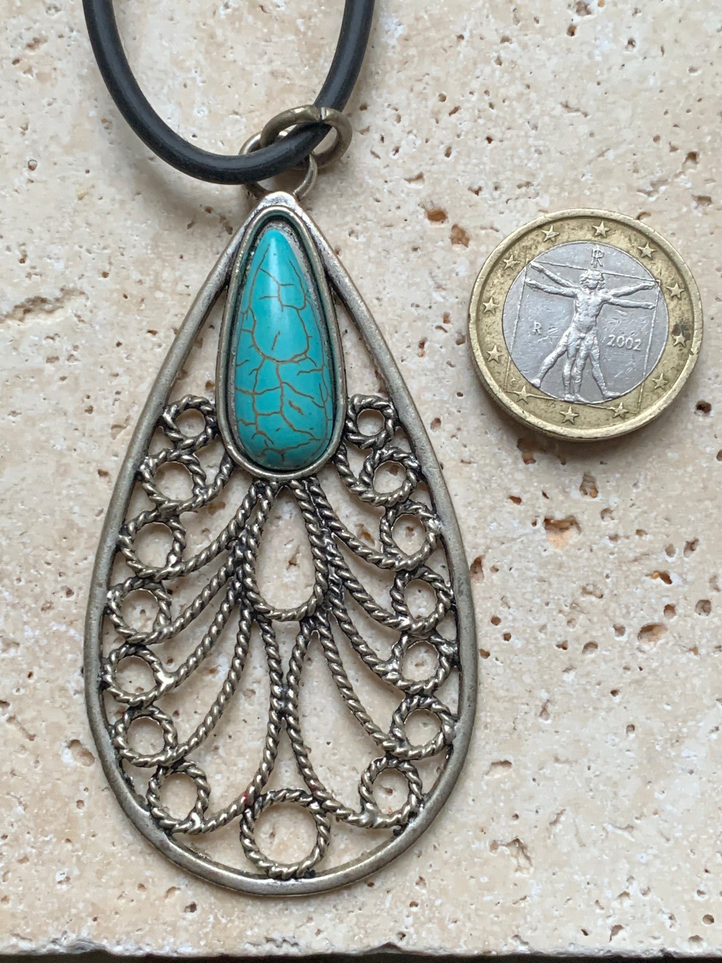 Pendentif en métal argenté en forme de Mandala avec cabochon d'howlite bleue au centre. De 80 millimètres de hauteur x 40 de largeur x 10 d'épaisseur. Vendu avec cordon noir réglable offert, parfait !