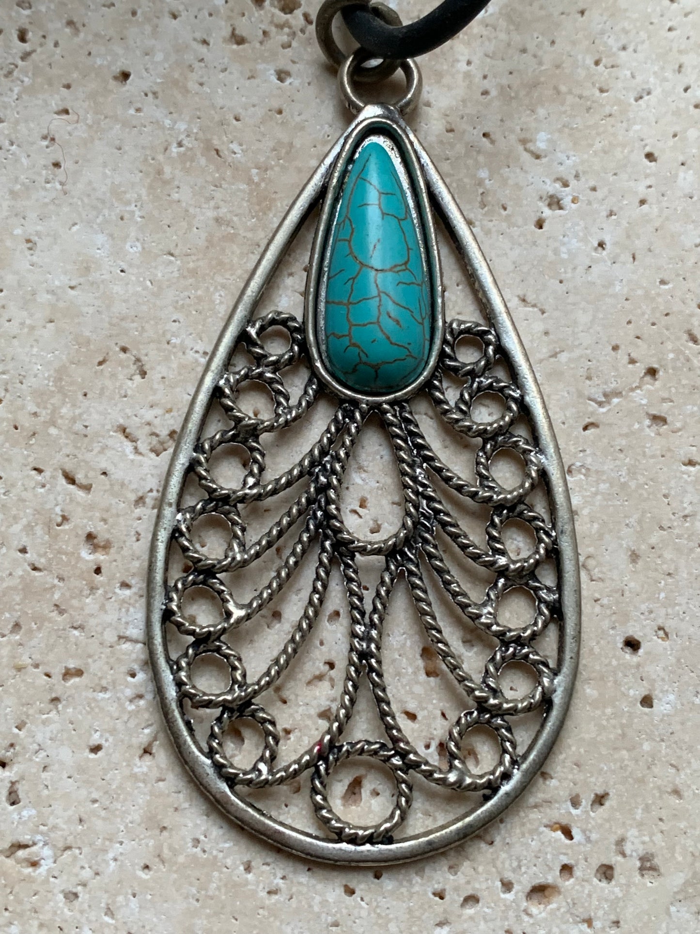 Pendentif en métal argenté en forme de Mandala avec cabochon d'howlite bleue au centre. De 80 millimètres de hauteur x 40 de largeur x 10 d'épaisseur. Vendu avec cordon noir réglable offert, parfait !