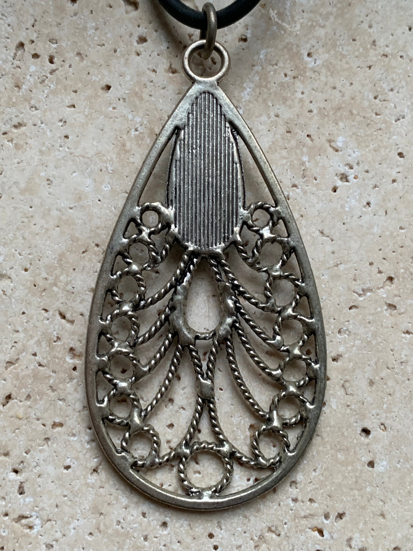 Pendentif en métal argenté en forme de Mandala avec cabochon d'howlite bleue au centre. De 80 millimètres de hauteur x 40 de largeur x 10 d'épaisseur. Vendu avec cordon noir réglable offert, parfait !