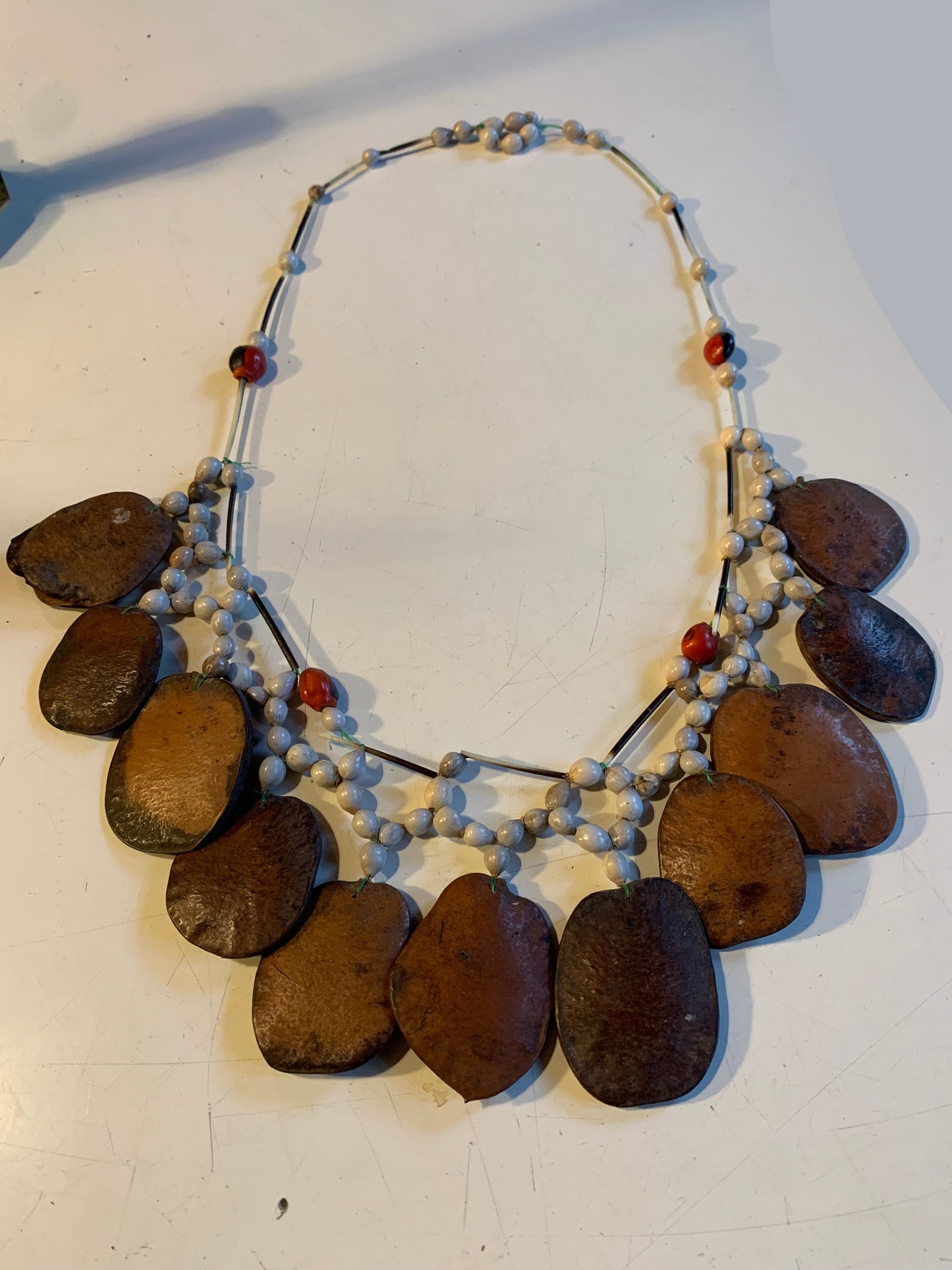 Collier du Pérou en graines naturelles, perles de ± 6 à 50 millimètres. Taille de 80/85 centimètres de longueur environ. Superbe pièce !