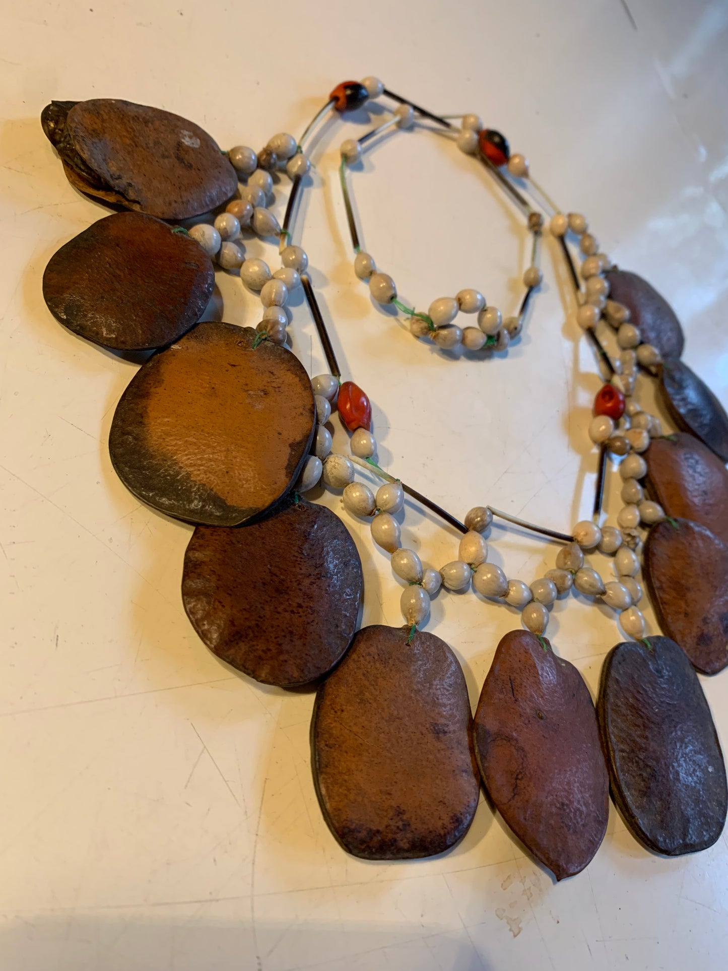 Collier du Pérou en graines naturelles, perles de ± 6 à 50 millimètres. Taille de 80/85 centimètres de longueur environ. Superbe pièce !