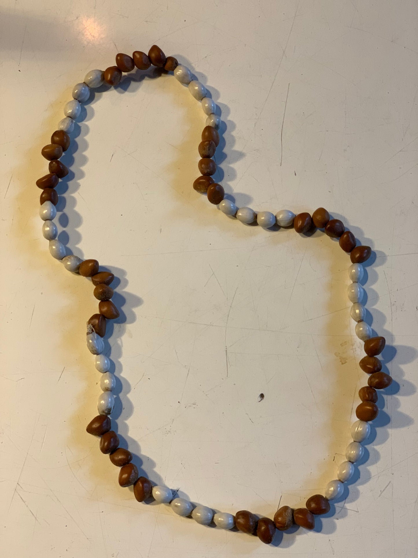 Collier du Pérou en graines naturelles, perles de ± 8 à 10 millimètres. Taille de 60 centimètres de longueur environ. Superbe pièce !