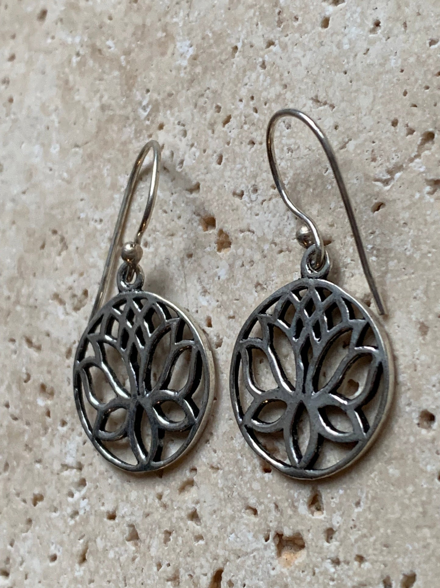 Boucles d'oreilles en forme de Lotus de 19 millimètres de diamètre, finition argenté, très beau modèle, simple et élégant parfait !