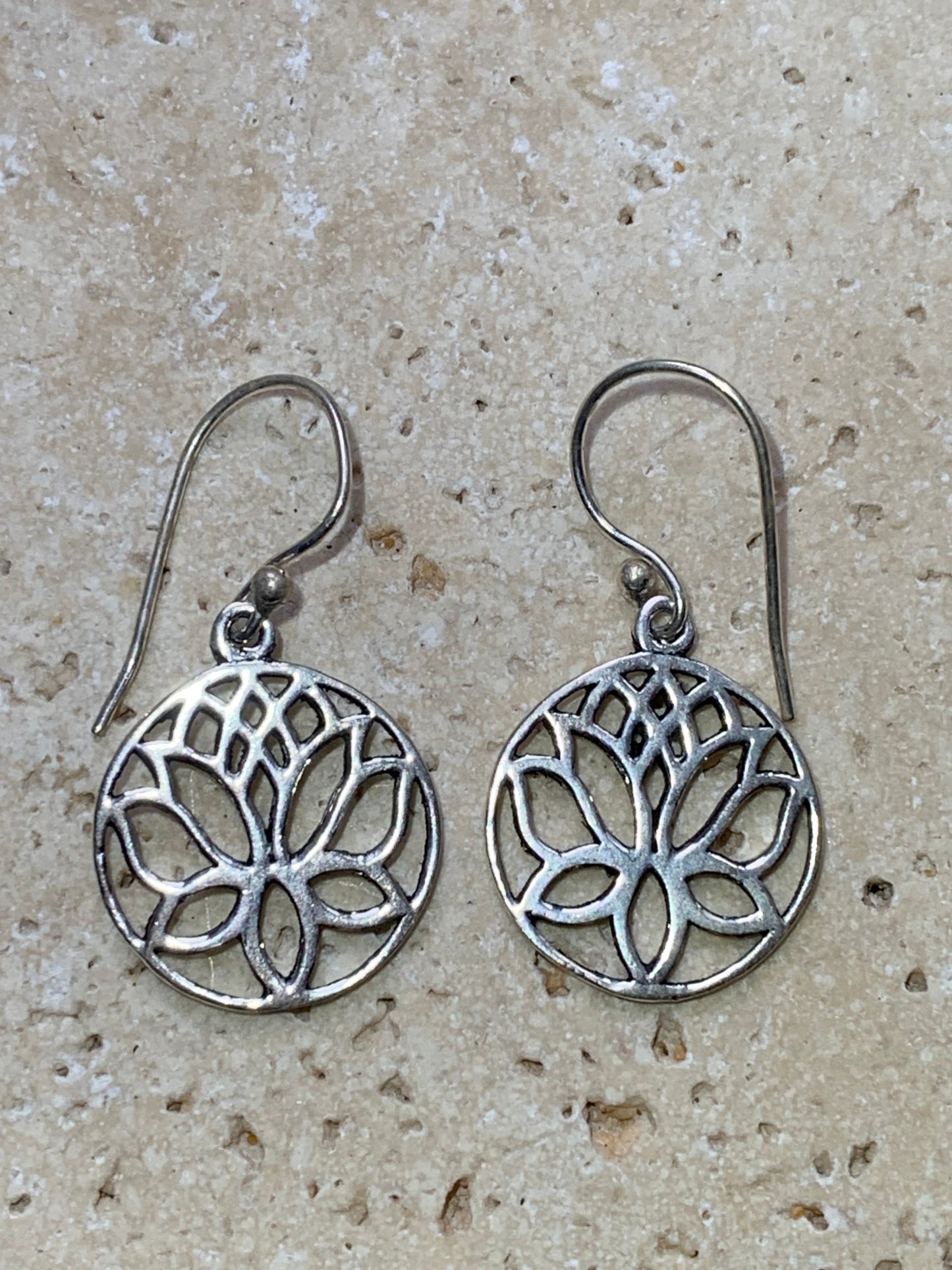 Boucles d'oreilles en forme de Lotus de 19 millimètres de diamètre, finition argenté, très beau modèle, simple et élégant parfait !