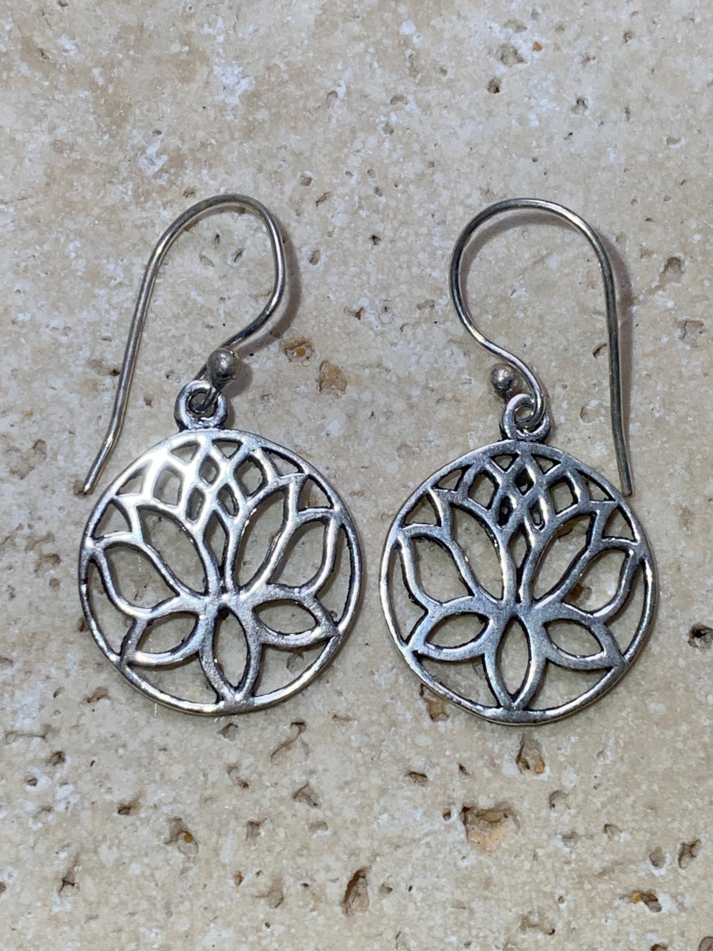 Boucles d'oreilles en forme de Lotus de 19 millimètres de diamètre, finition argenté, très beau modèle, simple et élégant parfait !