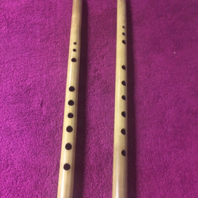 This 9-hole Indian bamboo flute is tuned to an Indian scale. It has a very warm sound. In India, this instrument has been played by shepherds and local people for thousands of years...