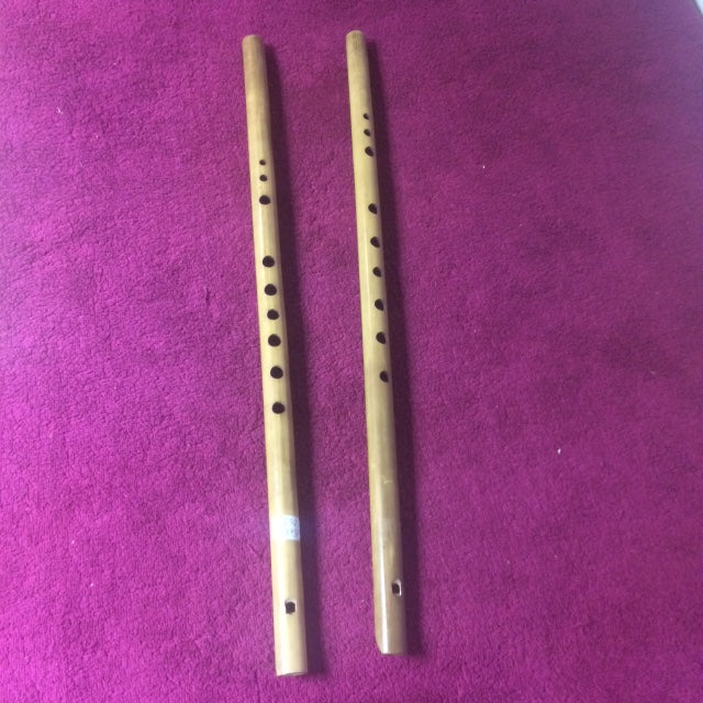 This 9-hole Indian bamboo flute is tuned to an Indian scale. It has a very warm sound. In India, this instrument has been played by shepherds and local people for thousands of years...