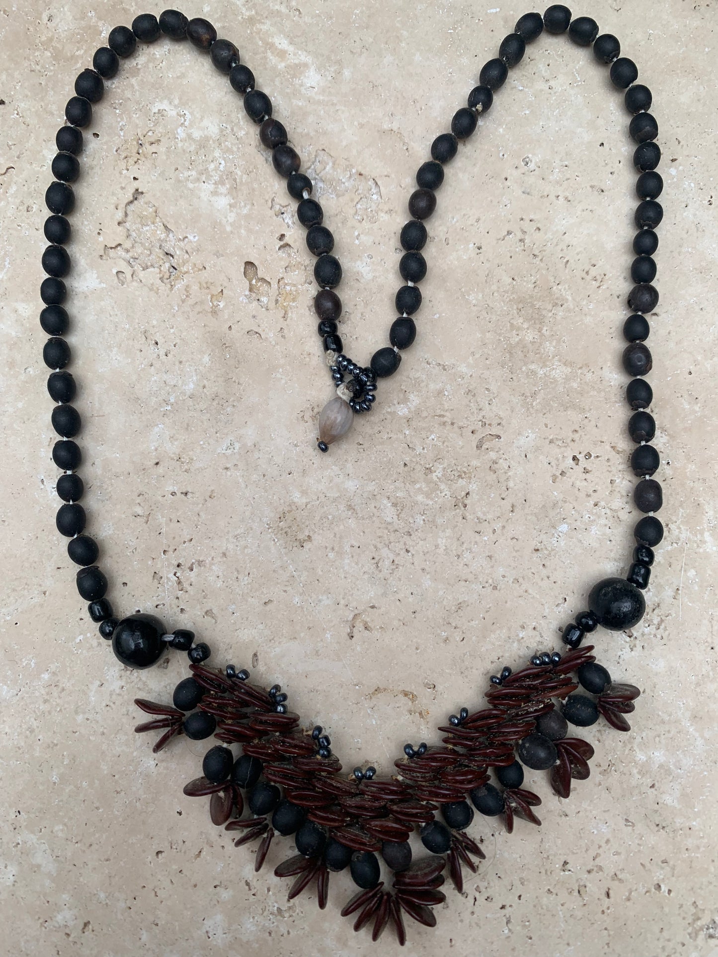 Collier du Pérou en graines naturelles, perles de ± 2. à 6 millimètres. Taille de 55 centimètres de longueur environ + panoramique de 50mm. Superbe pièce !