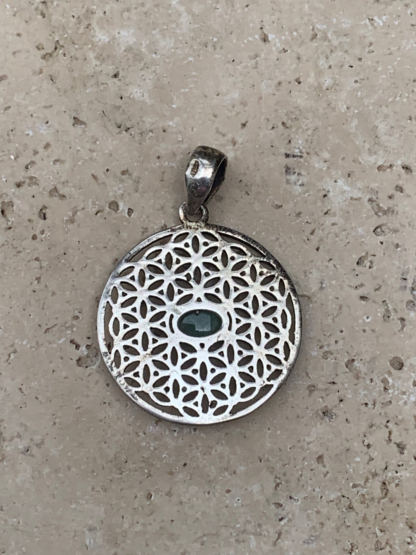 Pendentif en Argent 925 en forme de Fleur de vie avec une émeraude au centre, de 25 millimètres de diamètre. Vendu avec cordon noir réglable offert, parfait !